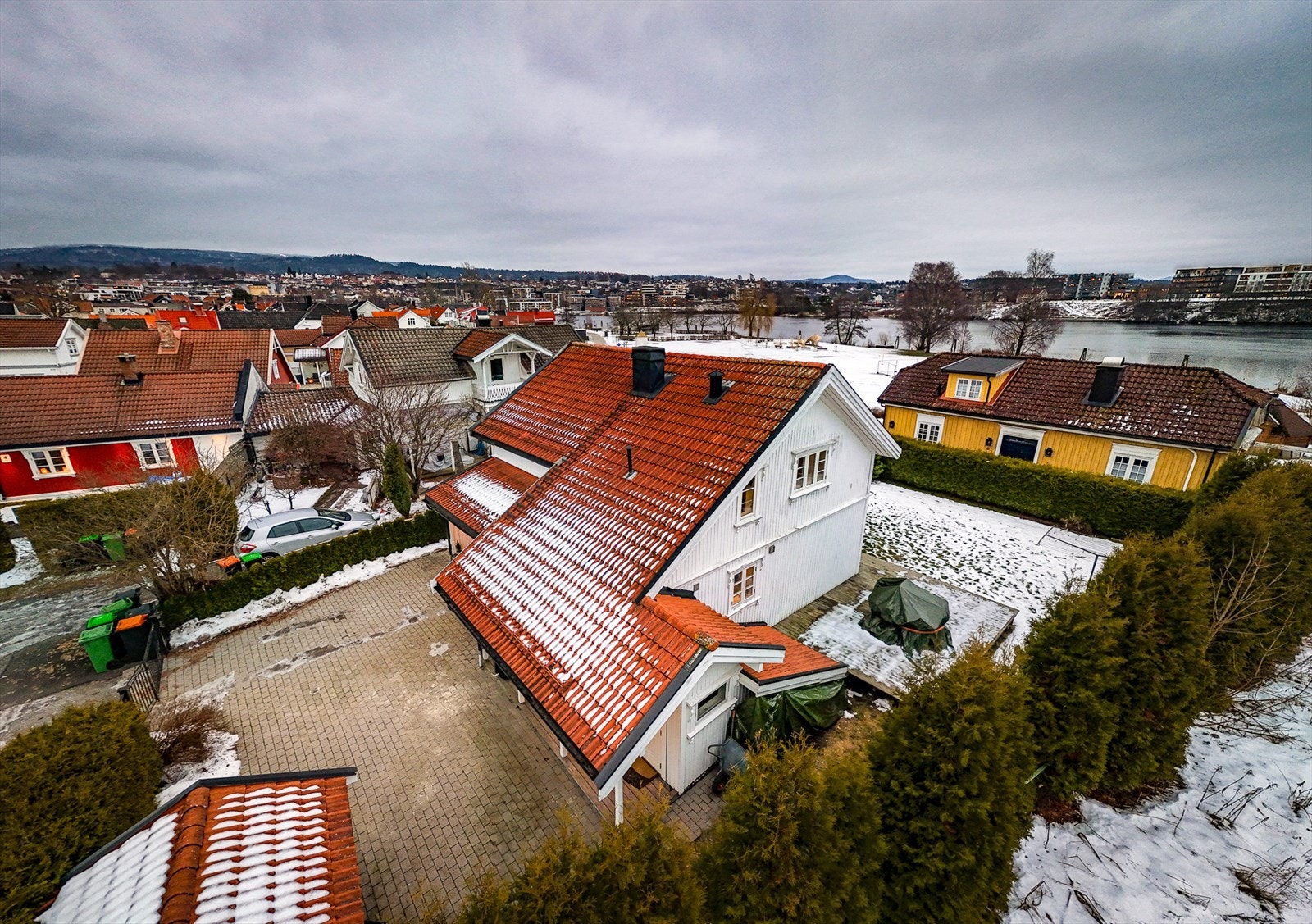 Sjarmerende og innholdsrik enebolig med opprinnelse tilbake til 1893. Boligen er jevnlig oppgradert over tid. Galleribilde