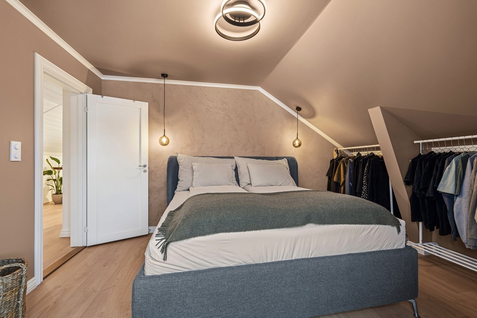 Lekkert og romslig utført soverom. Galleribilde