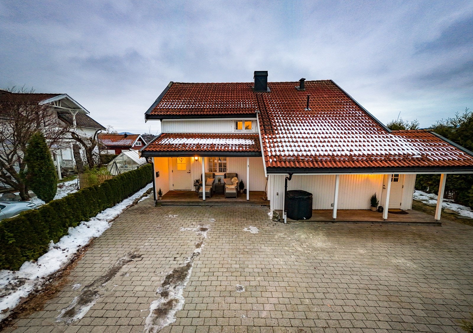 Det er god plass til parkering på tomt. Galleribilde