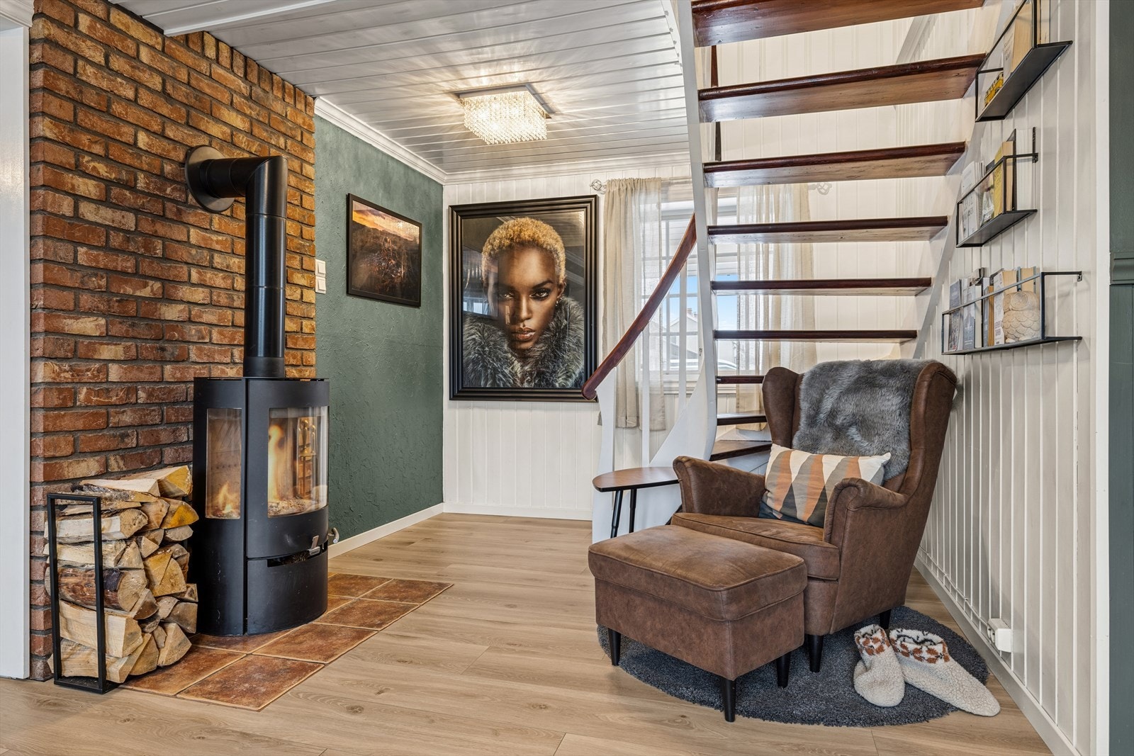 Boligen har vedovn for ekstra hygge og varme. Galleribilde