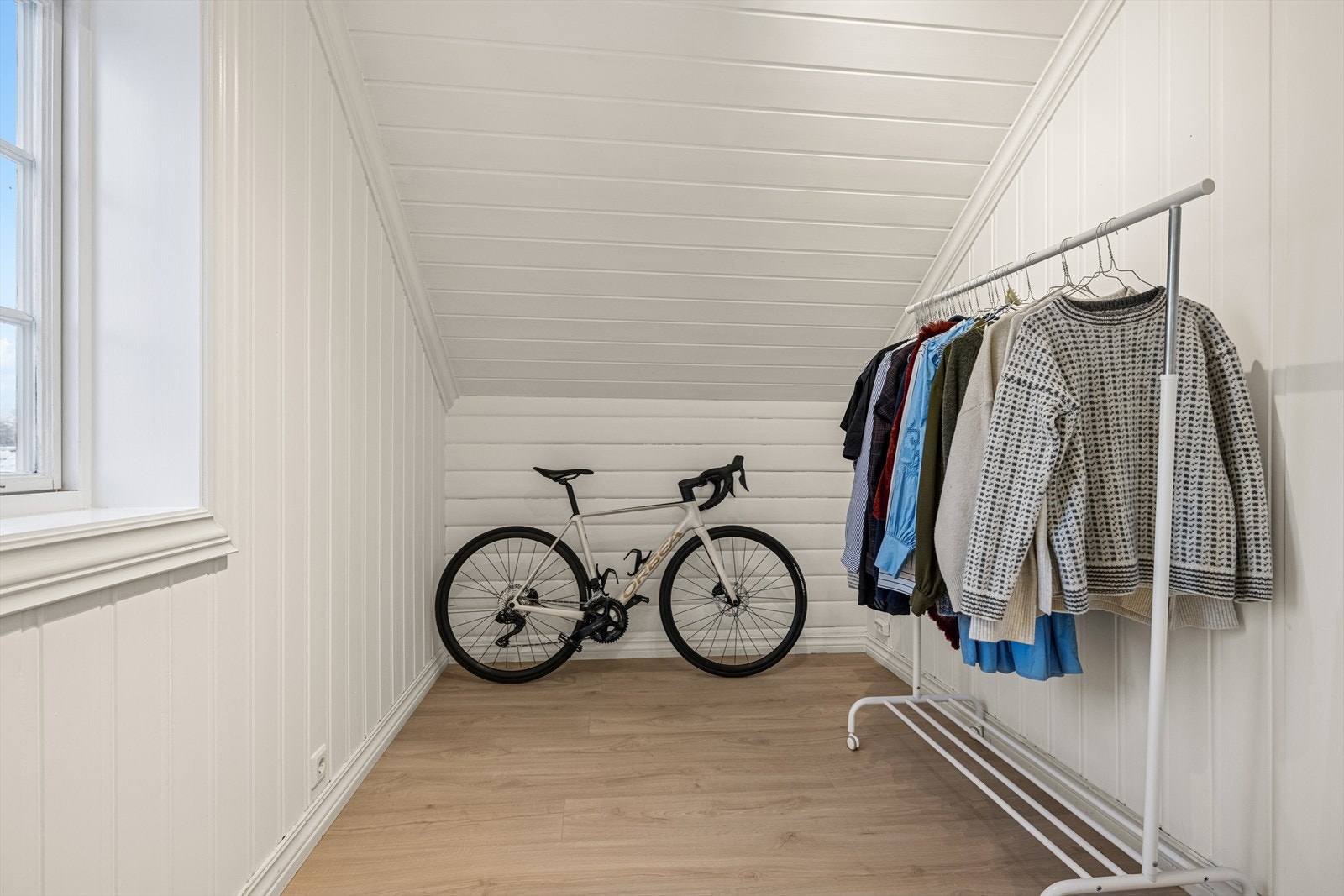 Praktisk soverom innredet som walk-in closet. Galleribilde
