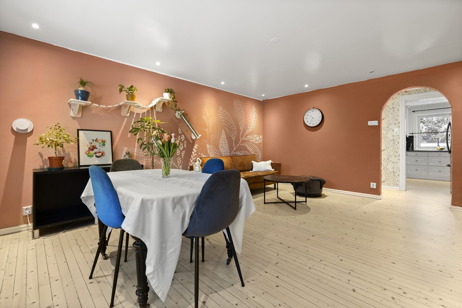 Stuen har spotter i taket som enkelt lar seg dimme. Rommet lar seg lett møblere etter eget ønske og behov. Galleribilde