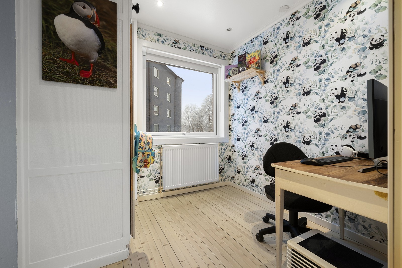 Soverom 2 egner seg godt som barnerom, gjesterom eller kontor. Originalt er dette rommet større, men til fordel for større kjøkken, er soverom 2 mindre i dag. Om ønskelig, kan man ekspandere soverommet tilbake til origanle og gjøre kjøkkenet mindre. Galleribilde