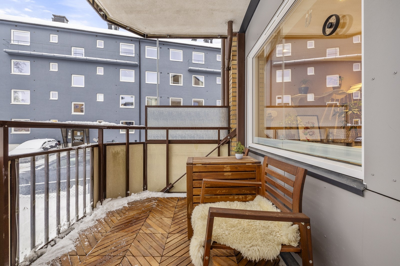 Balkongen er sydvendt, og har gode solforhold før den forsvinner over nabobygget. Her kan du nyte rolige dager med utsyn mot borettslagets fellesområder. Galleribilde