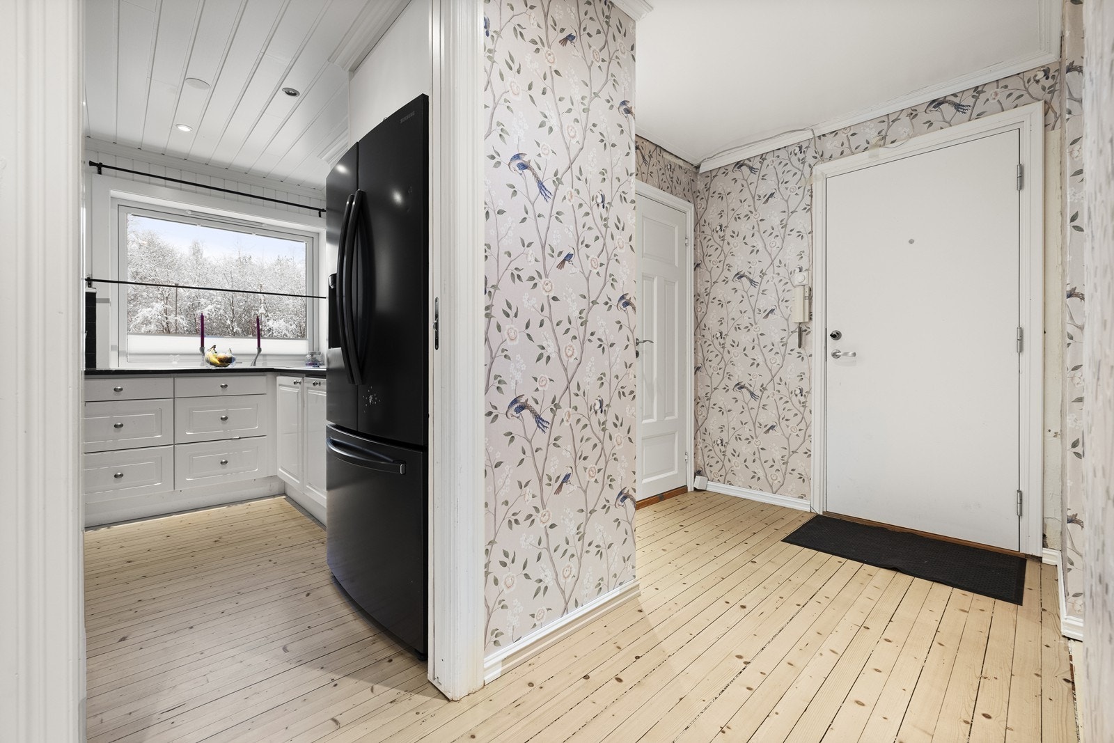 Fra gangen har du tilgang til det separate kjøkkenet. Det er skyvedør for å stenge av kjøkkenet om ønskelig. Galleribilde