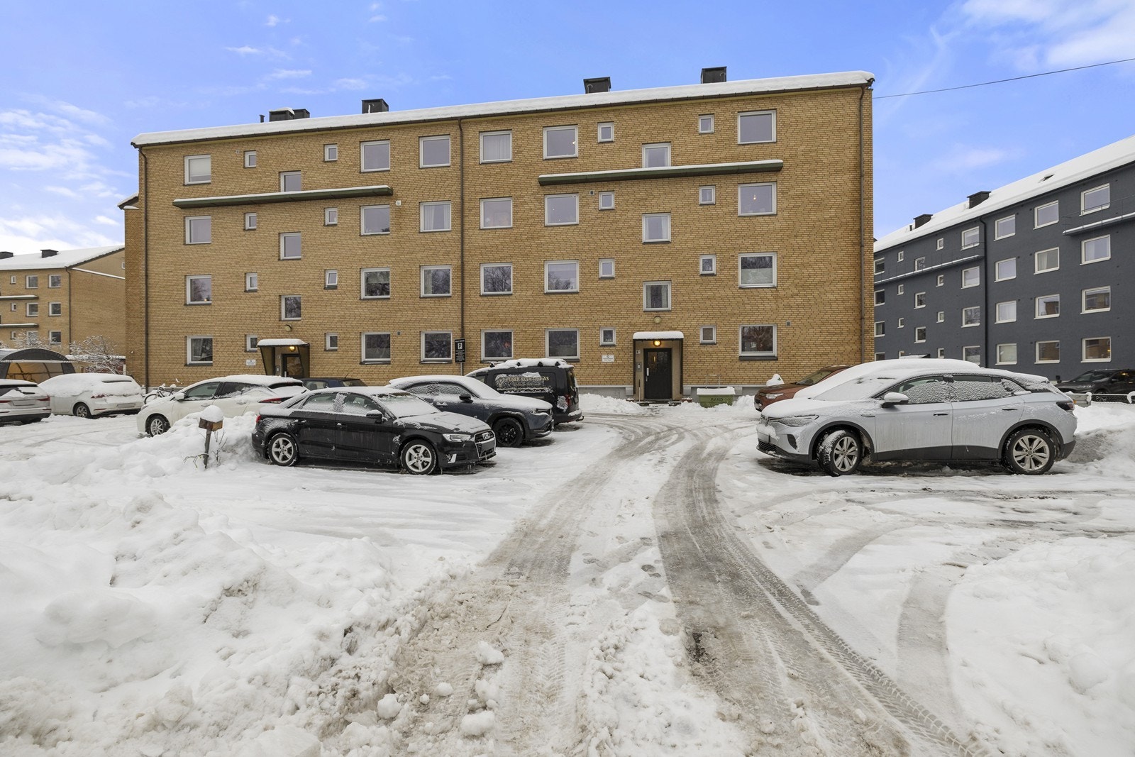 Gjesteparkering er tilgjengelig på kortsiden av plassen mellom Aleksander Kiellands gate borettslag 2 og Måsan Borettslag. Galleribilde