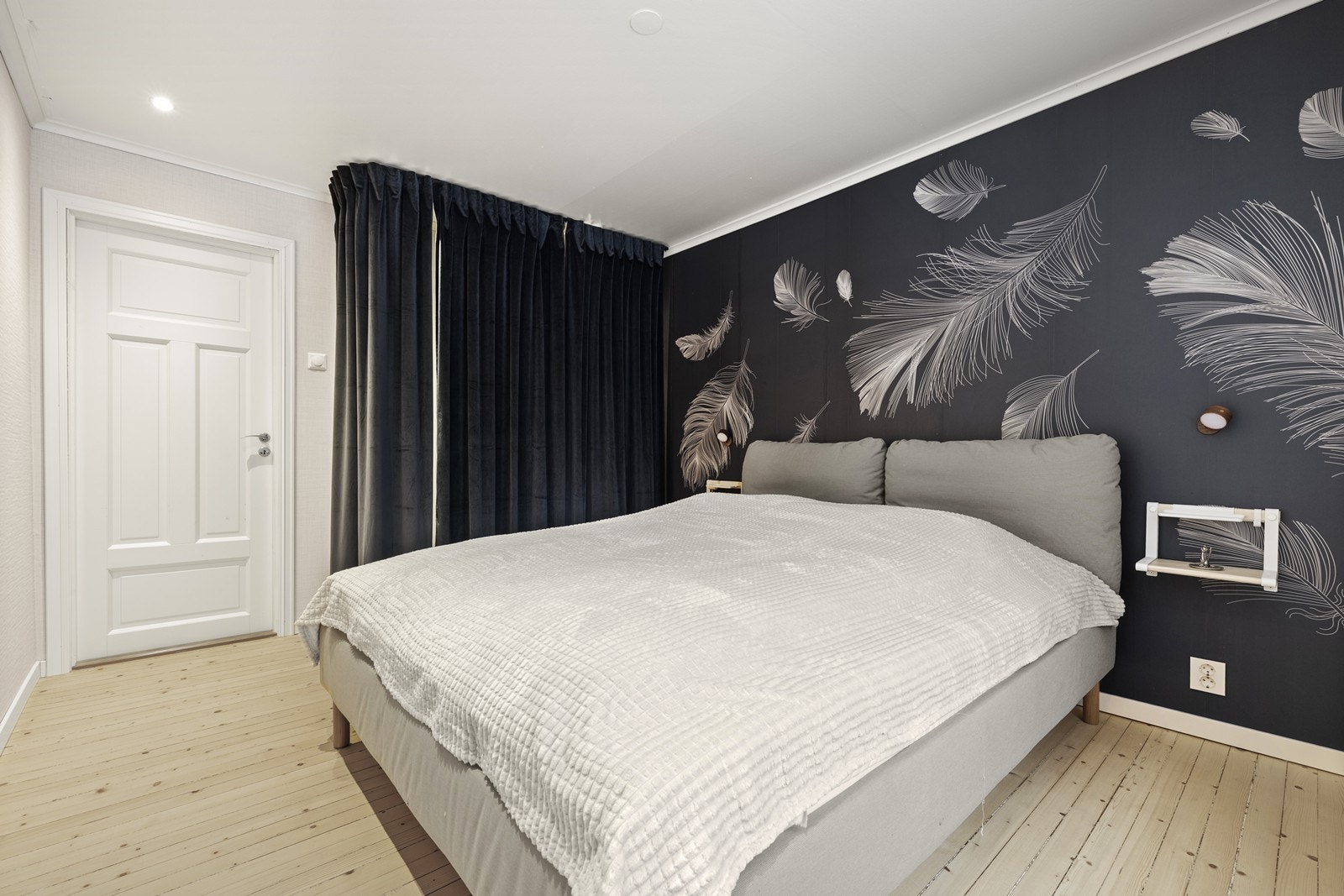 Hovedsoverommet er lyst og har god plass til dobbeltseng og oppbevaringsløsninger. Galleribilde