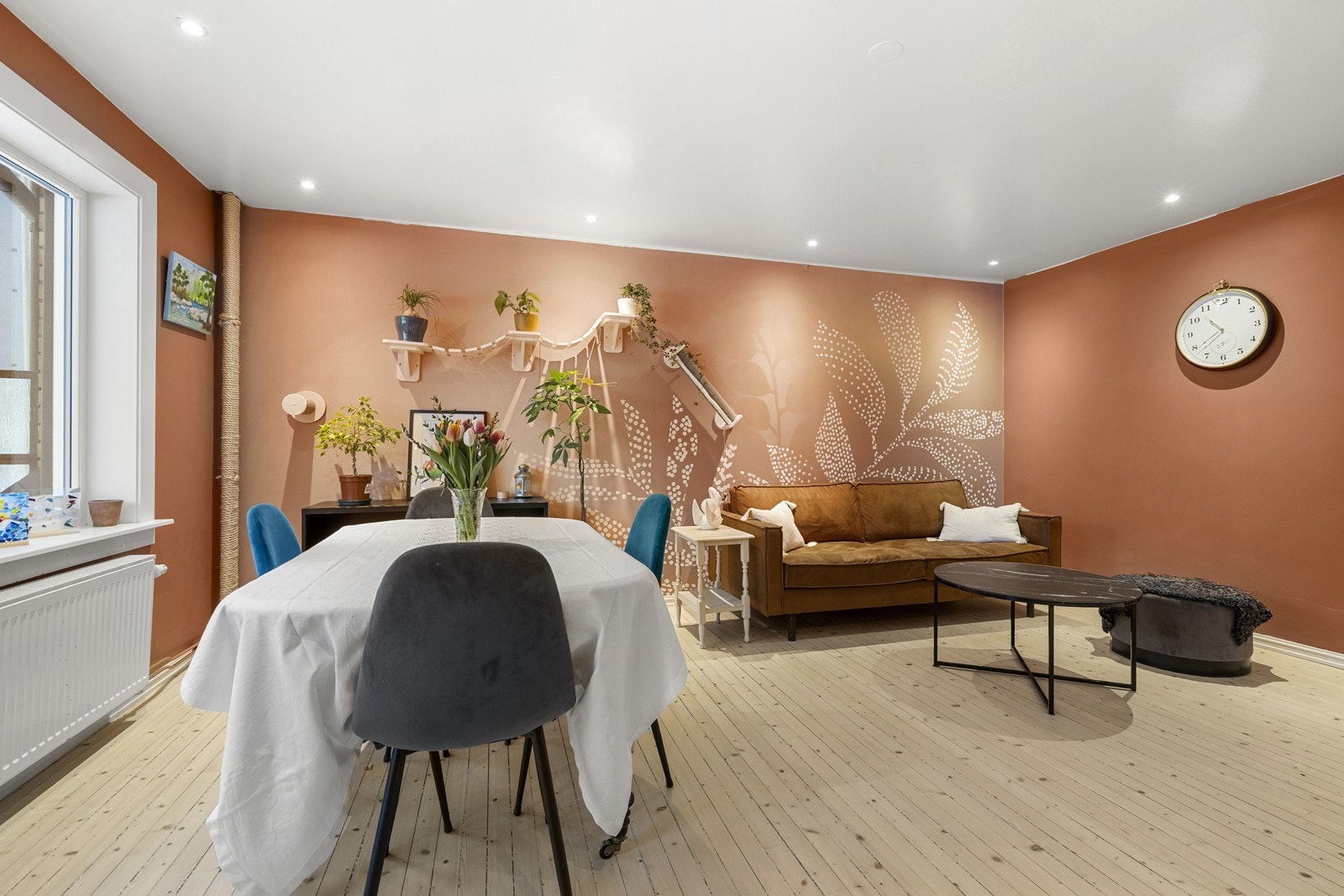 Rommet har god plass til både sofagruppe og spisebord. Galleribilde