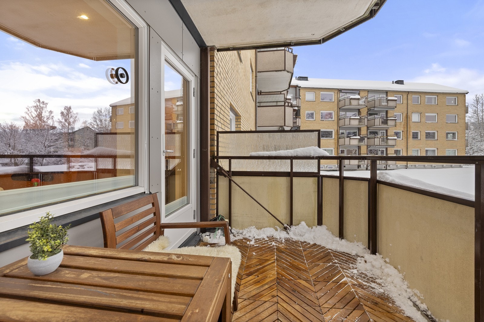 Balkongen har trefliser på dekket, og god plass til en sittegruppe. Galleribilde