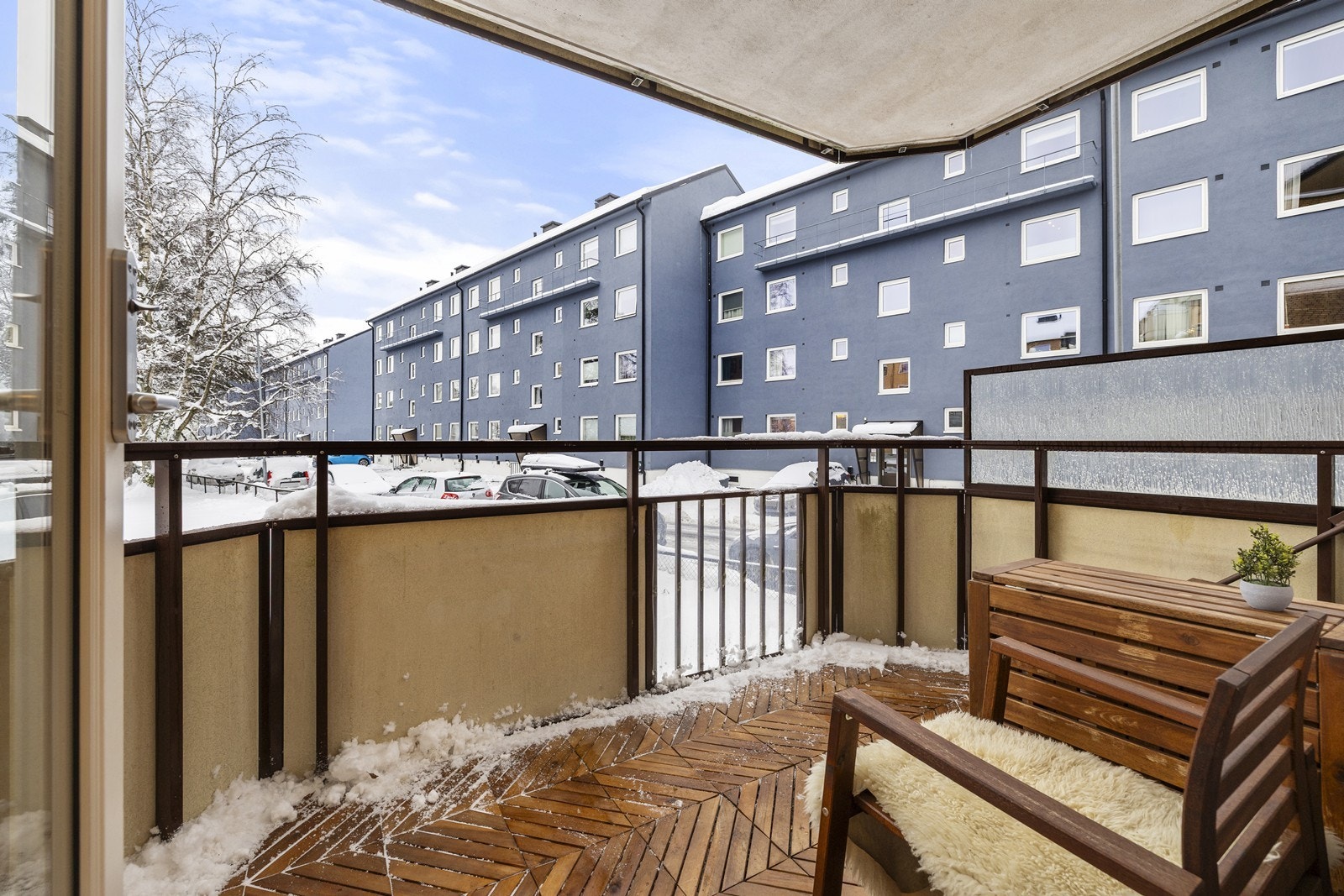 Dette er en flott 3-roms andelsleilighet beliggende i høy 1. etg, med sydvendt balkong og parkeringsplass ved døren. Galleribilde