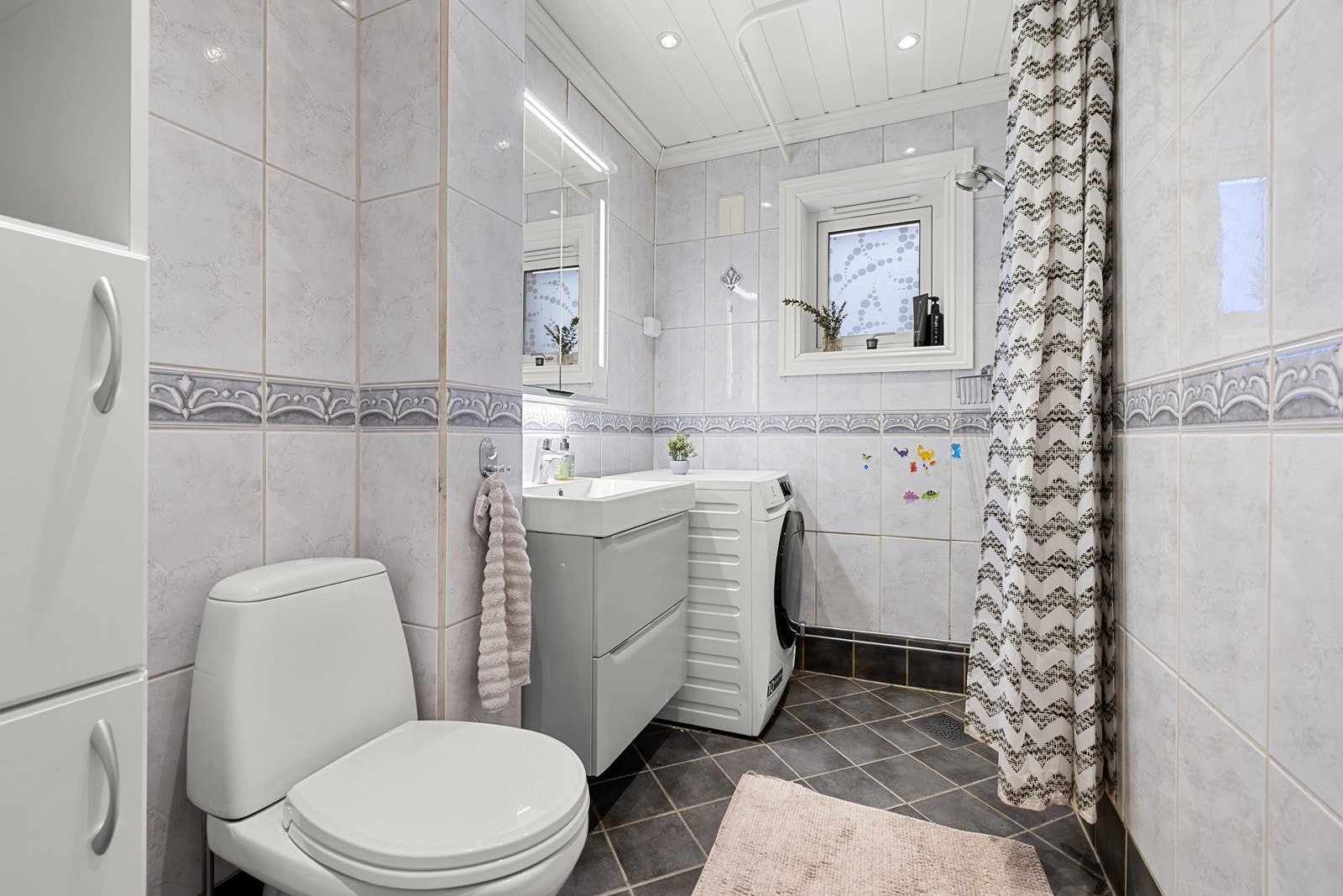 Oppstart av prosjektet i denne leiligheten er planlagt 05. februar, med planlagt ferdigstillelse 13. mars 2026. Badet skal totalrenoveres med bl. annet helt ny membran og vil blir gjort av fagfolk med dokumentasjon. Galleribilde