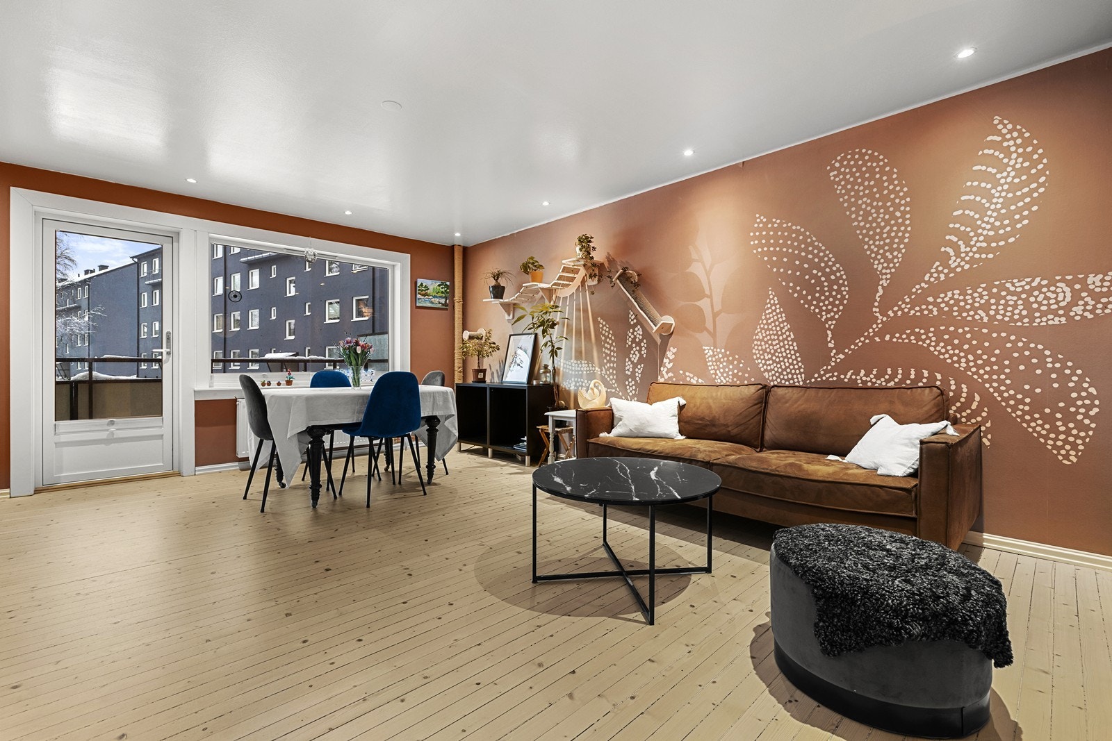 Stuen er romslig og har store vindusflater som gir gode lysforhold. Galleribilde