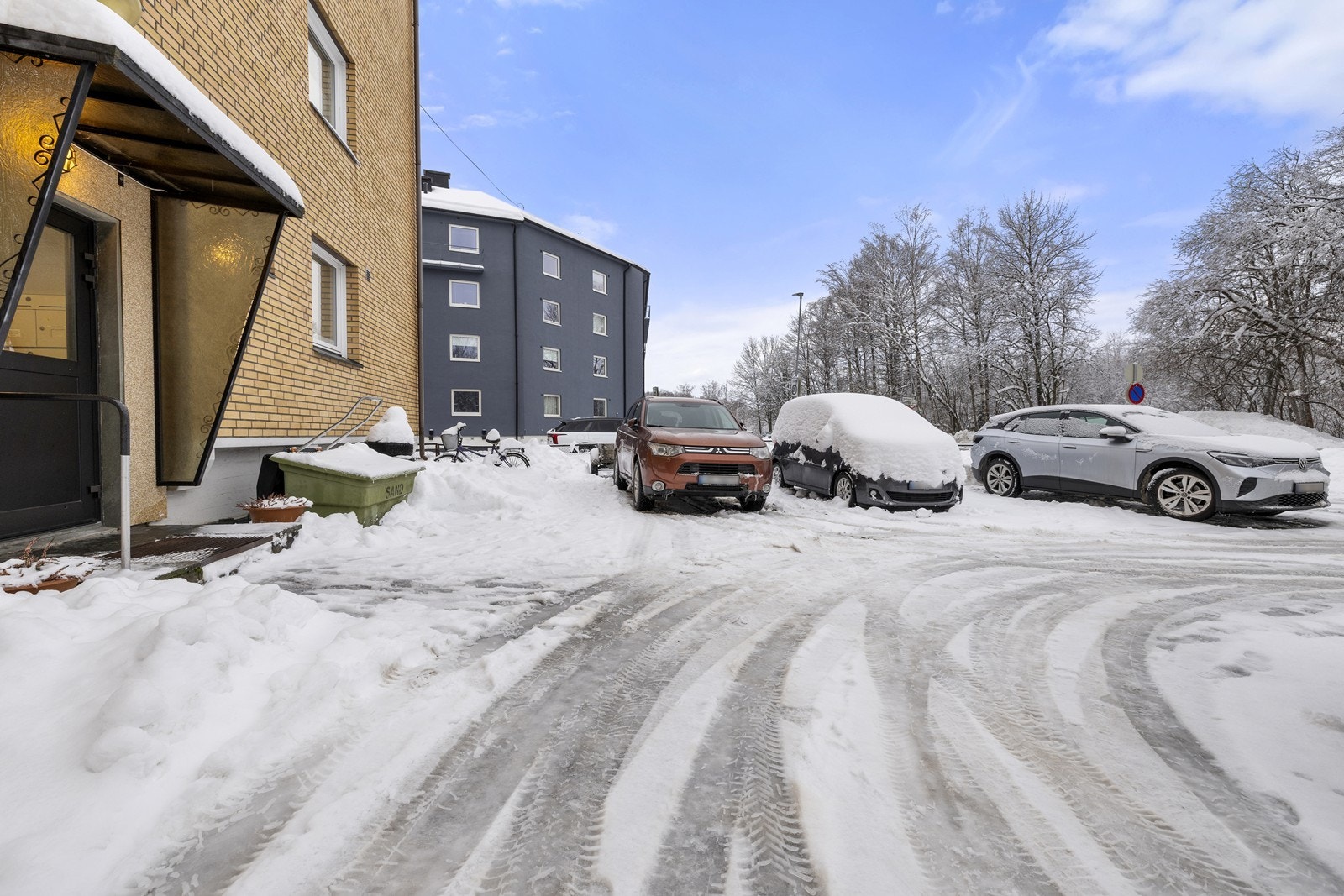 Det medfølger parkeringsplass rett utenfor kjøkkenvinduet. Det er mulighet for etablering av ladepunkt for elbil etter søknad til styret. Galleribilde