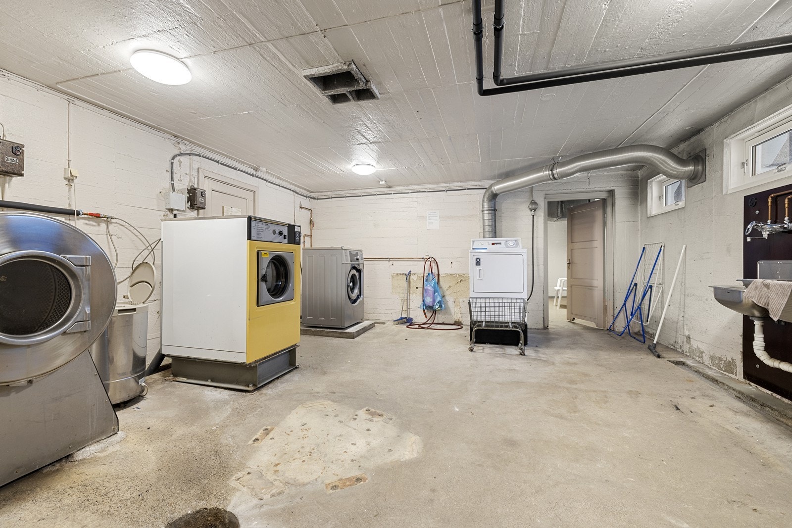 I kjelleren finnes et felles vaskeri for beboerne. Galleribilde