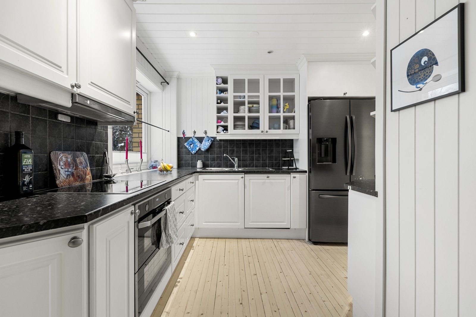 Det er utstyrt med integrert oppvaskmaskin, platetopp og stekeovn fra 2020. Galleribilde