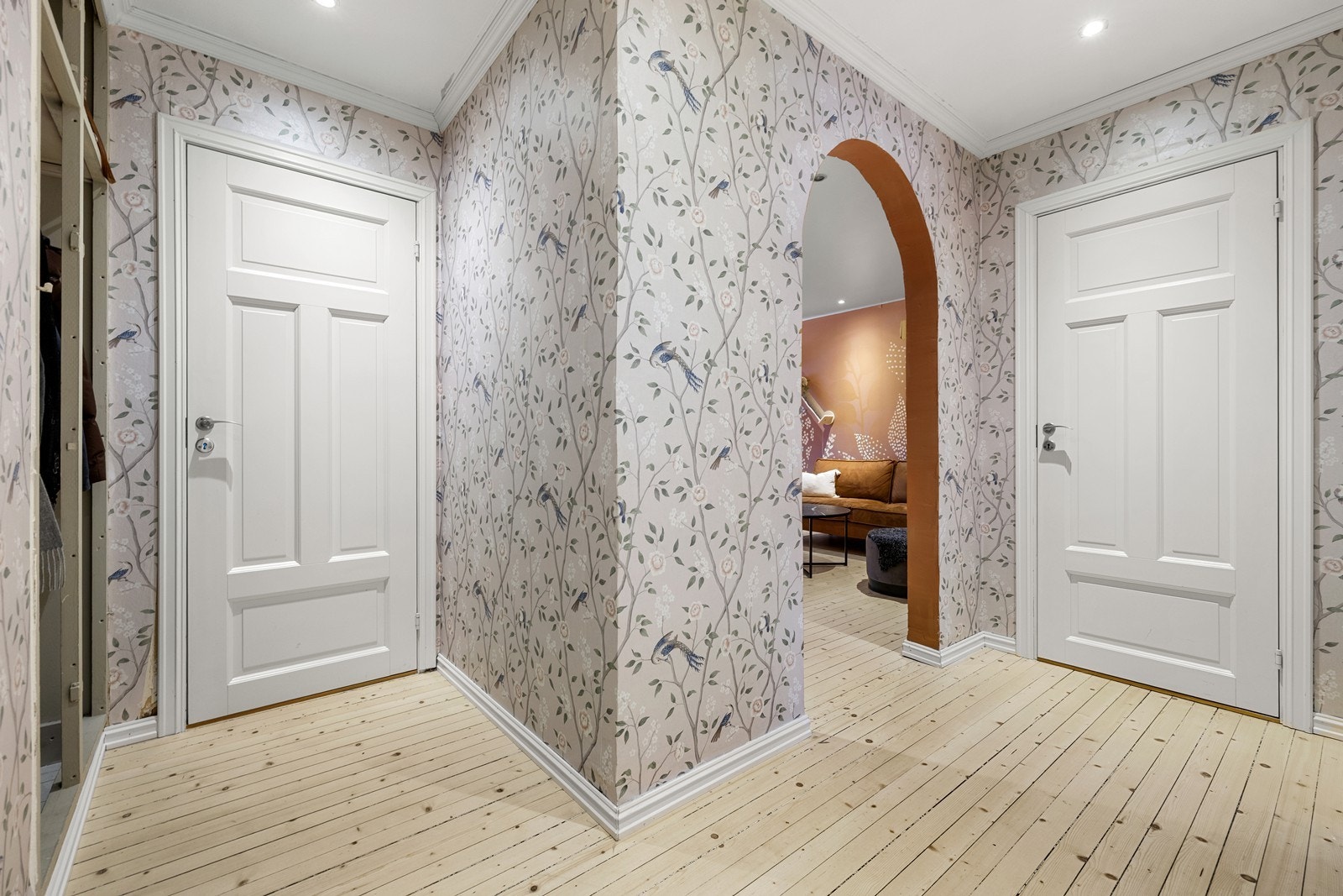 Boligen har gjennomgående slipte tregulv i alle oppholdsrom. De fleste overflater ble oppgradert i 2023. Galleribilde