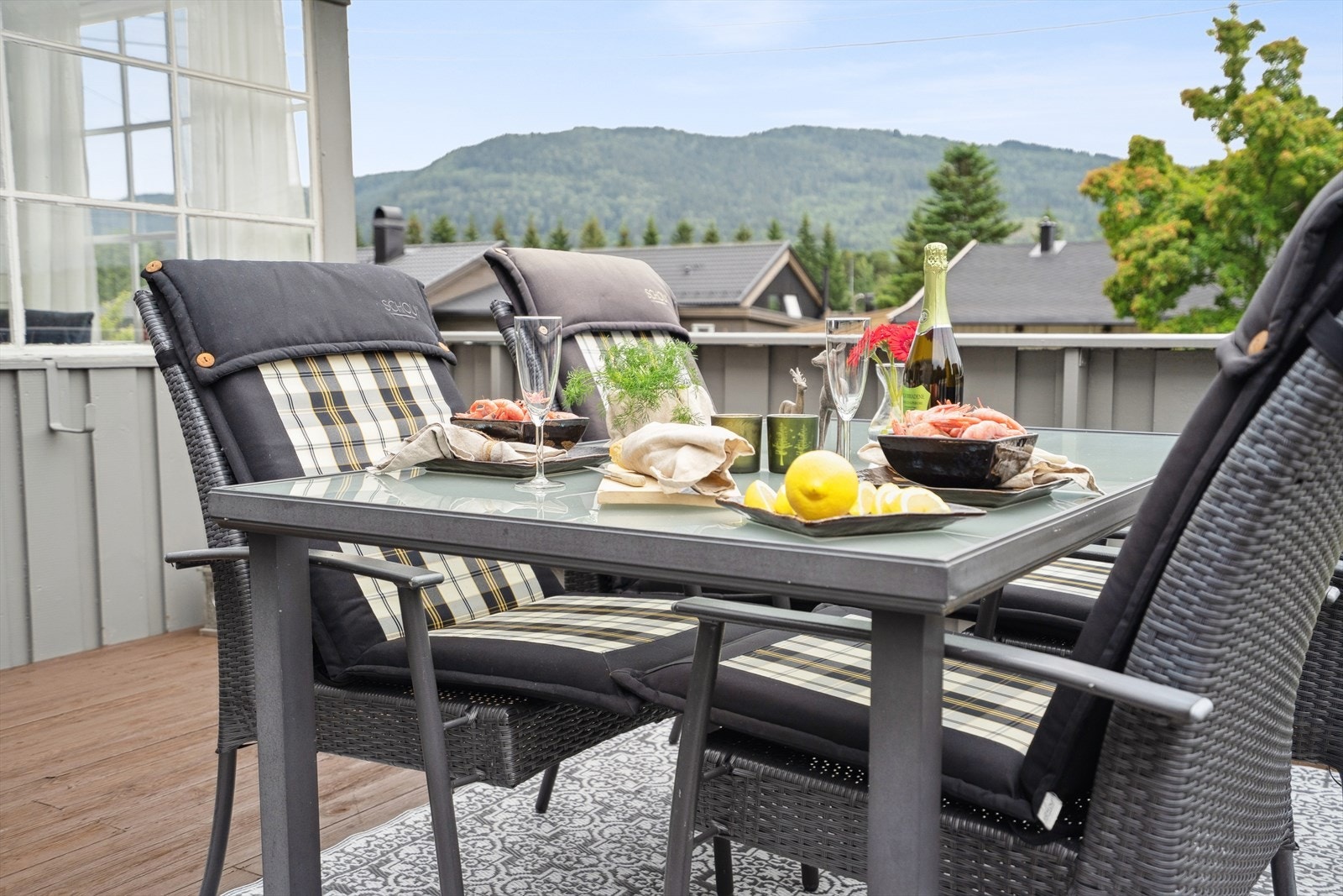 Terrassen blir en forlengelse av stuen på fine sommerdager. Galleribilde