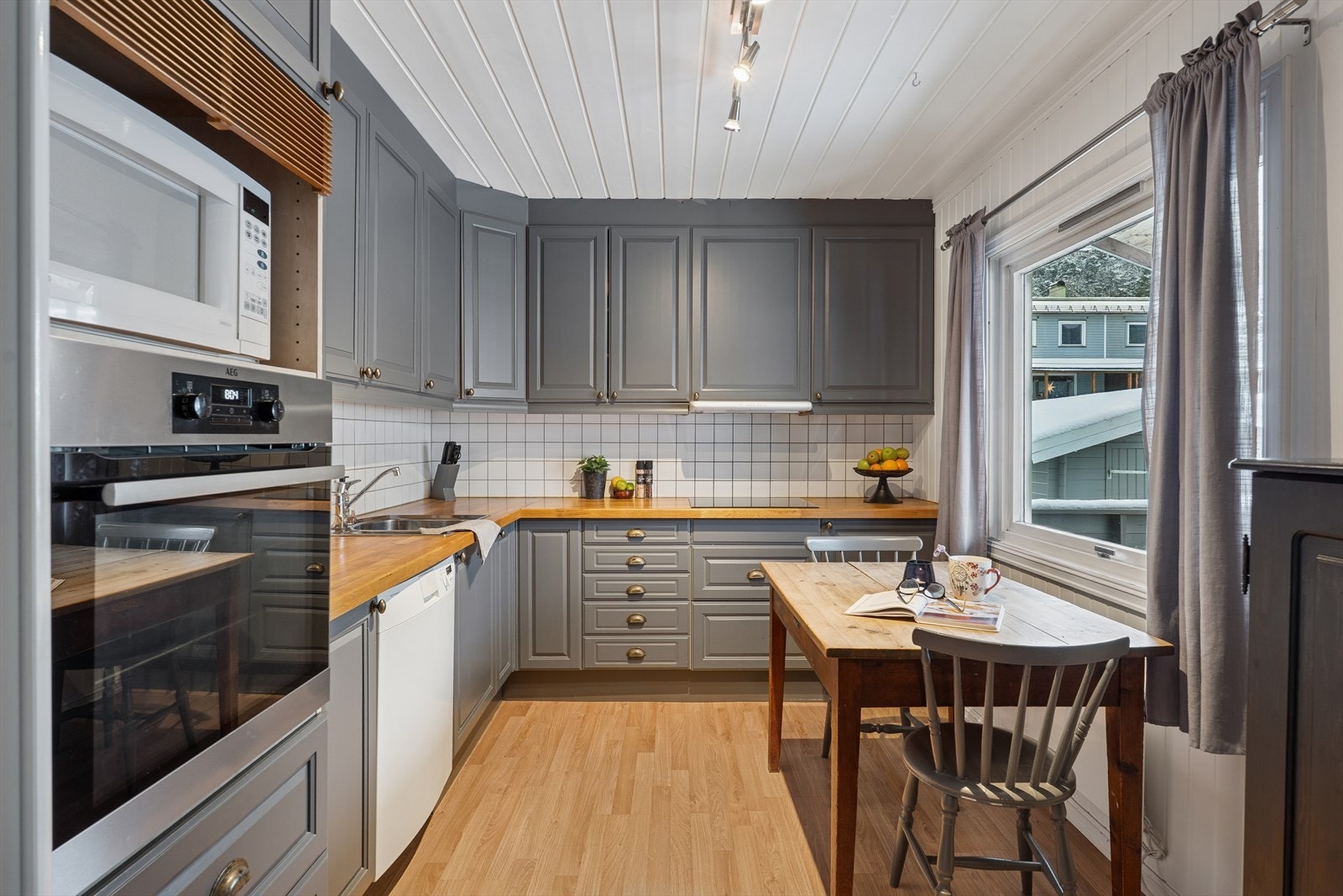 Kjøkkenet er innredet med en tidløs Sigdal-løsning med elegante, profilerte fronter og en flott benkeplate i heltre som gir rommet et varmt og eksklusivt preg. Galleribilde