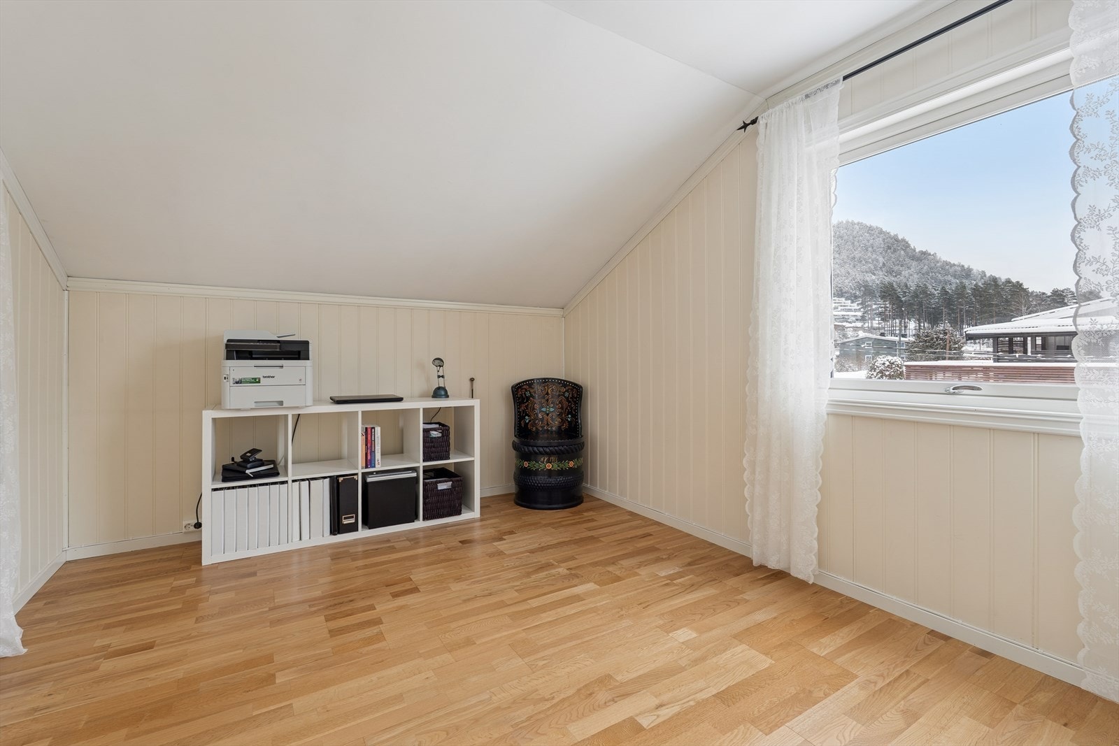 Det første soverommet har god plass til seng og tilhørende møbler. Fra vinduet på soverommet får du utsikt mot nærområdet. Galleribilde