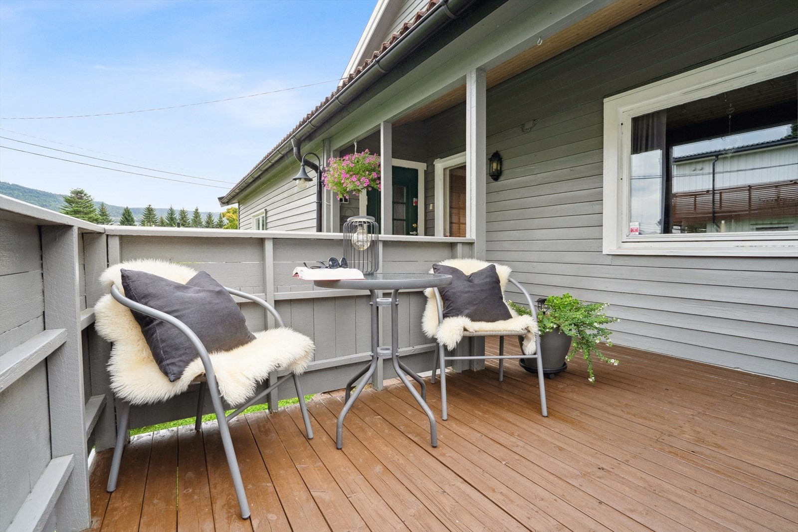 Ved boligen er det flere fine uteplasser. Galleribilde