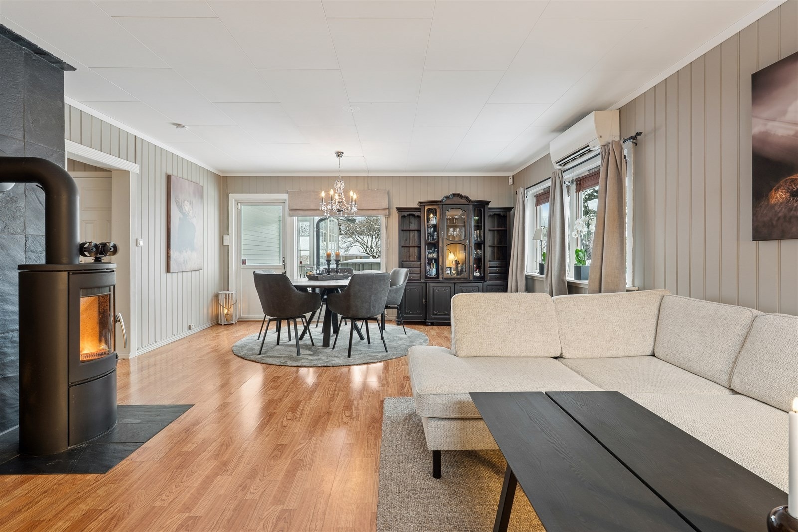 Flere vinduer slipper inn rikelig med naturlig lys og gir rommet en lys og luftig følelse. Galleribilde