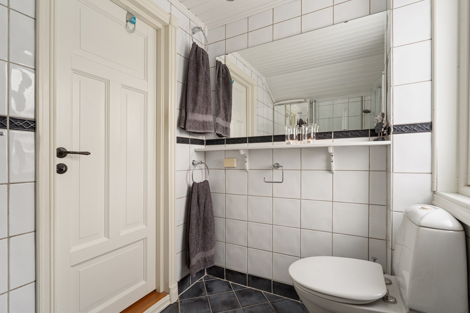 Flislagt baderom som varmes opp ved bruk av varmekabler. Galleribilde