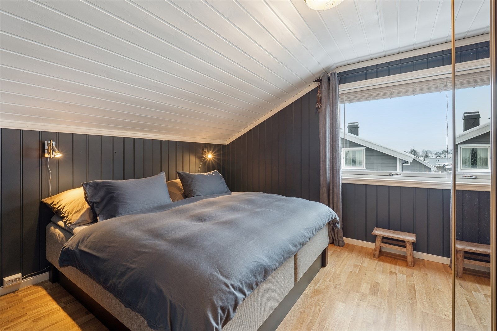 Det behagelige fargevalget på veggene bidrar til en varm og harmonisk romfølelse. Galleribilde