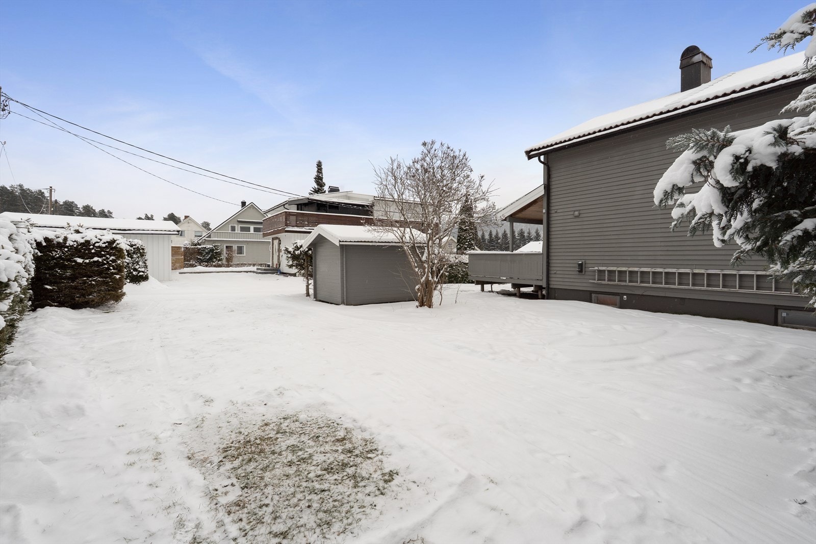 I hagen finner du en frittstående utebod. Galleribilde