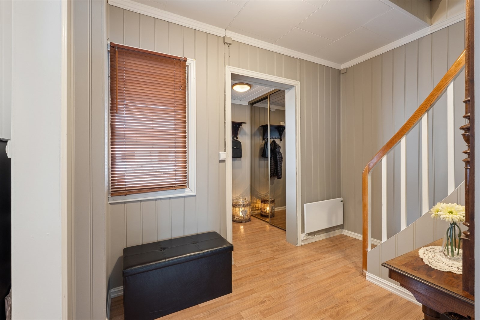 Fra gangen i første etasje er trappeadkomst til boligens andre etasje. Galleribilde