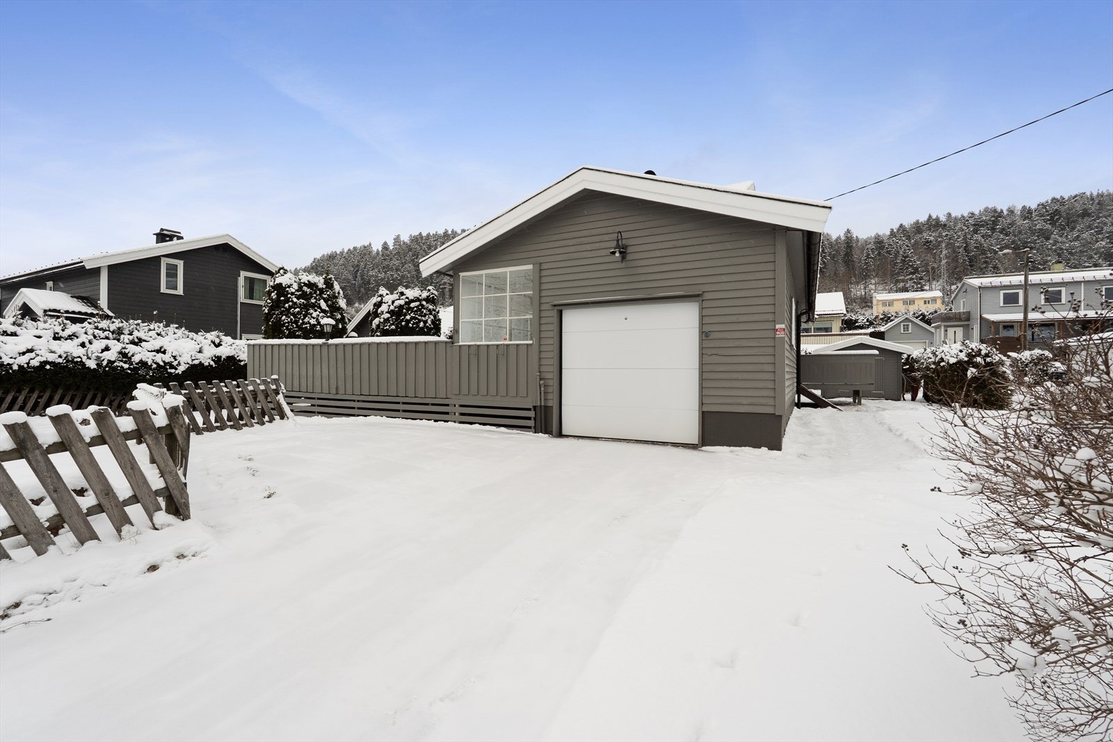 Parkering i garasje og på egen tomt. Galleribilde