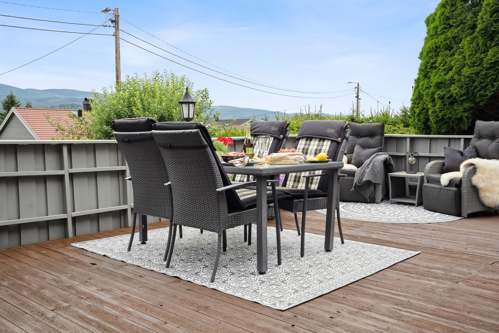 Terrassen har god plass til hagemøbler. Galleribilde