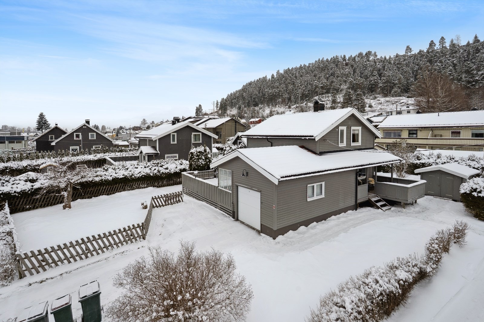 Velkommen til Carl Stenseths vei 9, presentert av Kari-Anne Haugan og Nina Klæbo Rustad for DNB Eiendom. Galleribilde