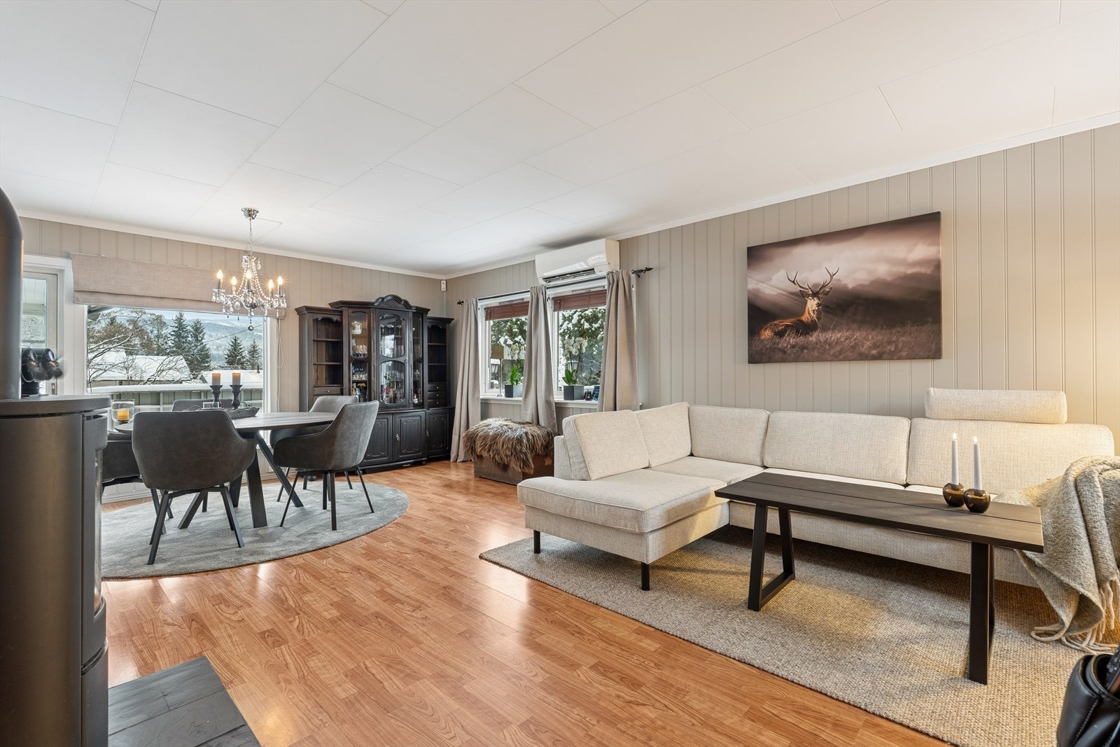 En åpen og lys stue gir deg mulighet til å innrede med både sofa og spisebord. Galleribilde