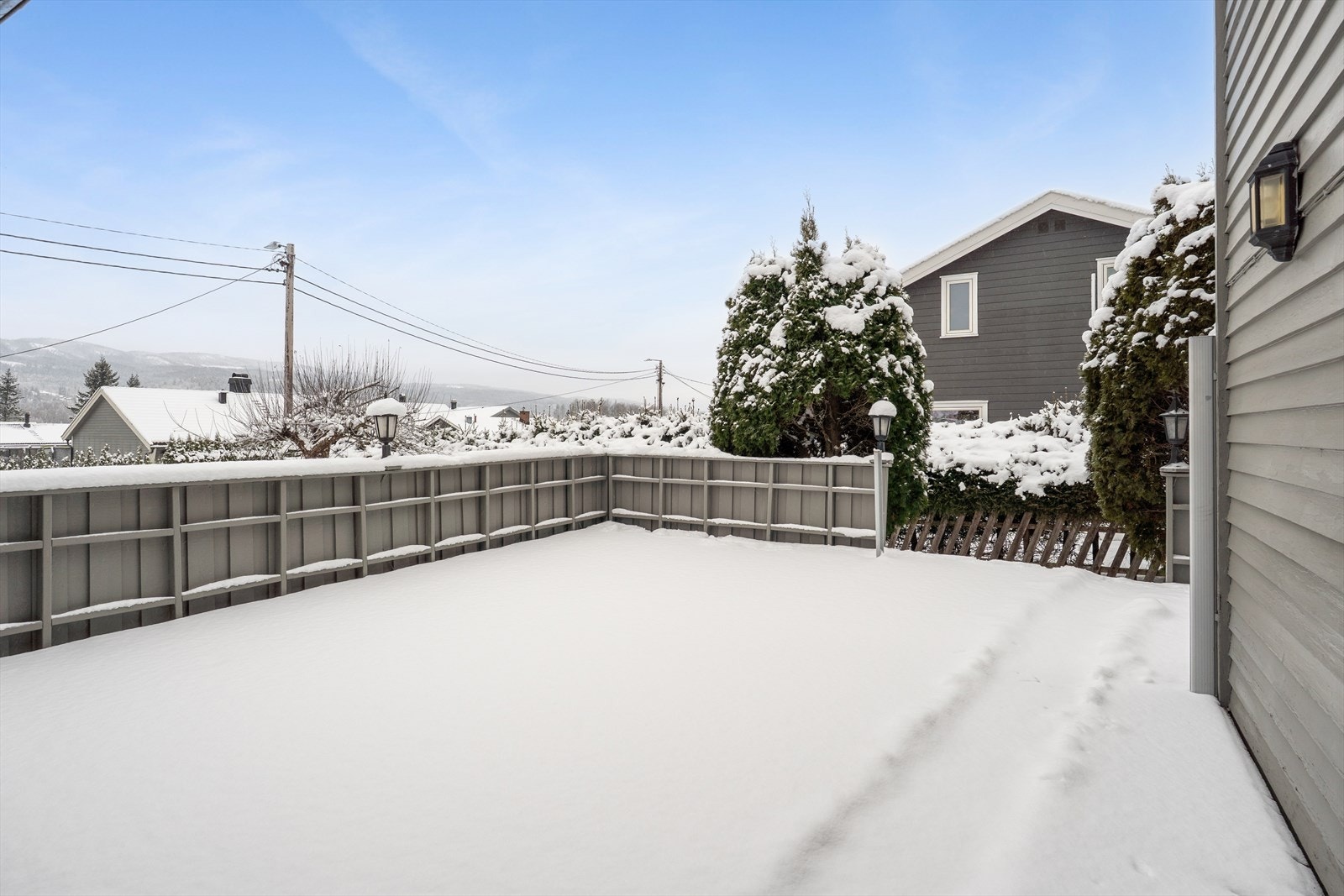 Med adkomst fra stuen finner du en romslig terrasse, perfekt for sosiale sammenkomster og solrike sommerdager. Fra terrassen får du utsikt mot nærområdet. Galleribilde