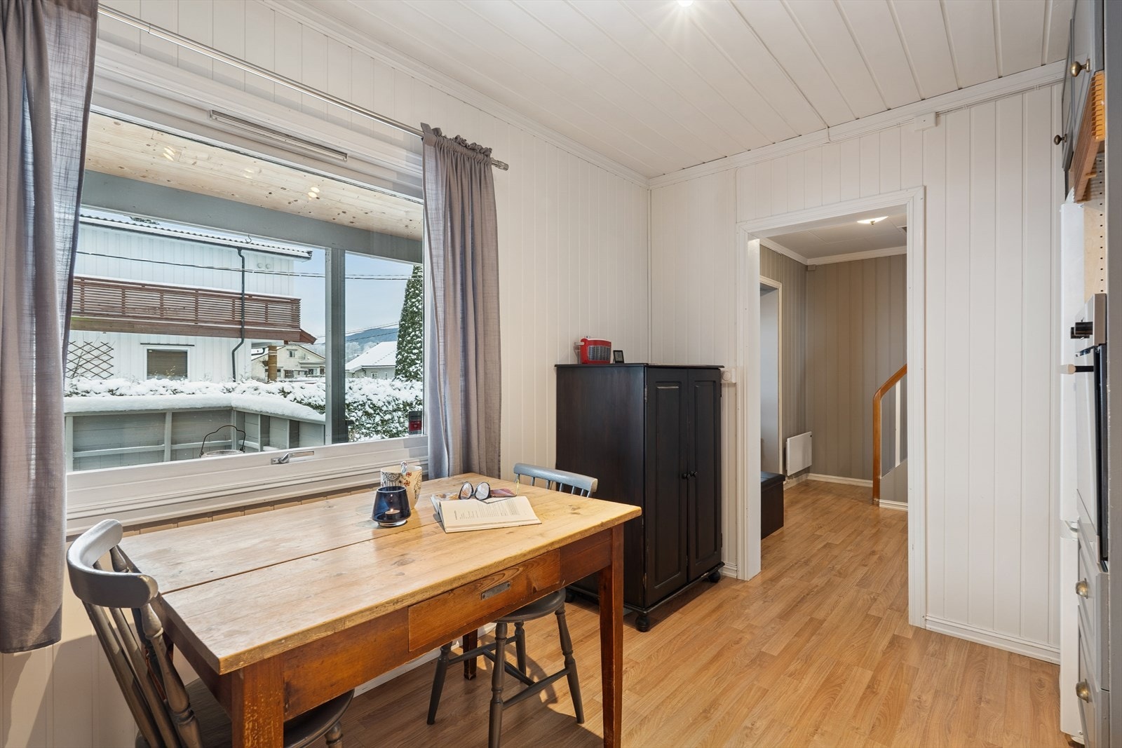 Et kjøkkenvindu gir godt med lysinnslipp. Galleribilde