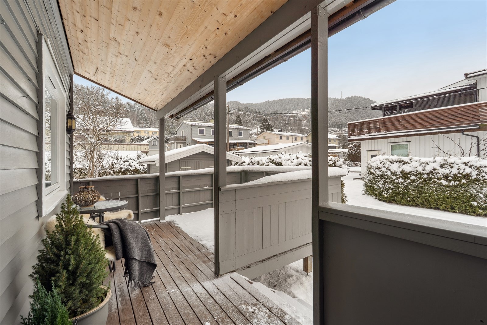 Inngangspartiet er delvis overbygget. Galleribilde