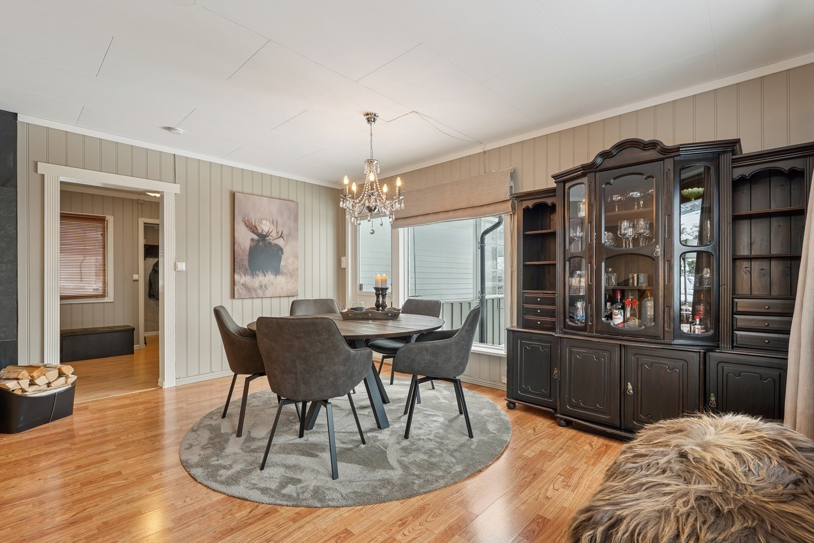 Spisegruppen har en lys og trivelig plassering ved vinduene. Galleribilde