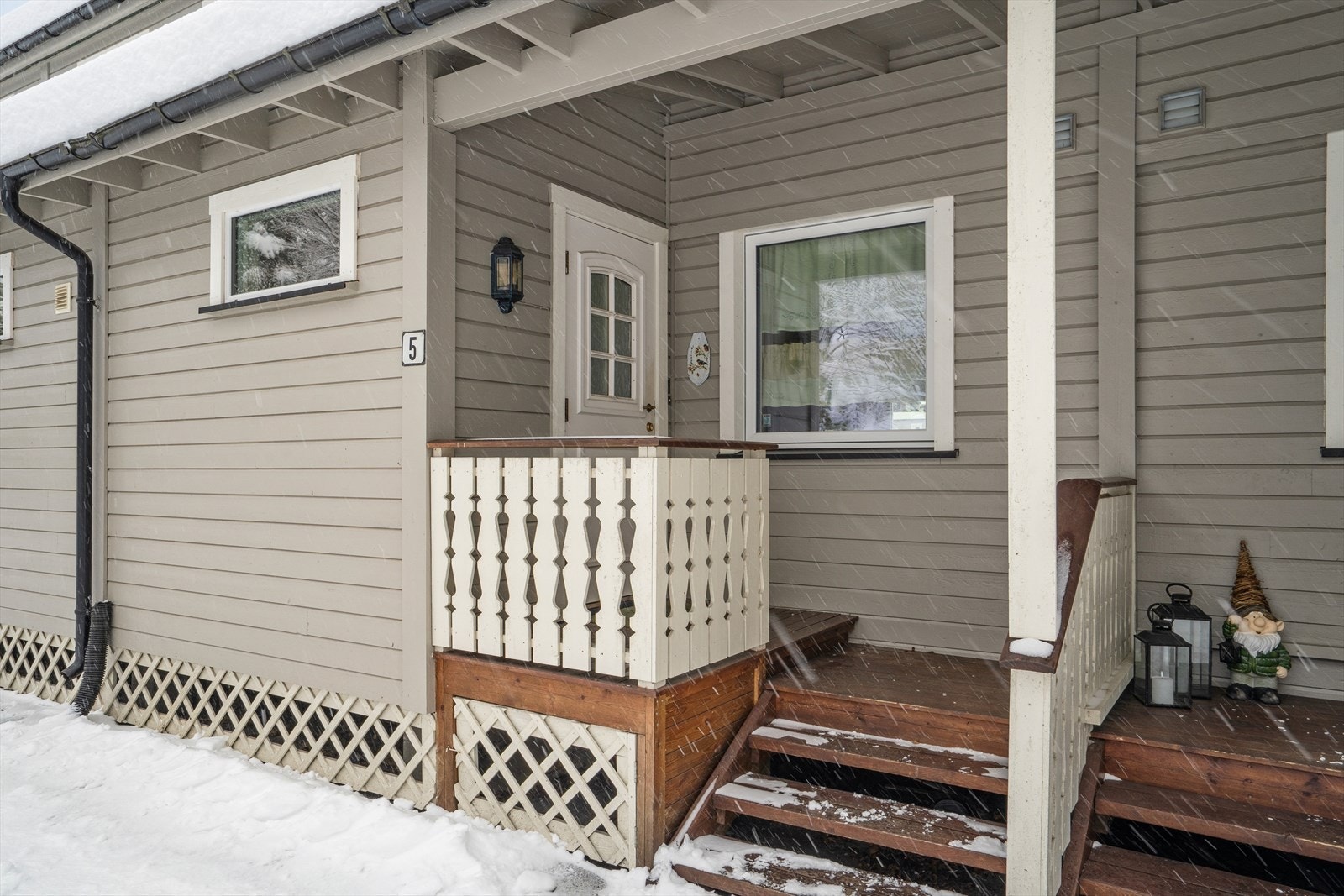 Overbygget inngangsparti som skjermer godt for snøen. Galleribilde