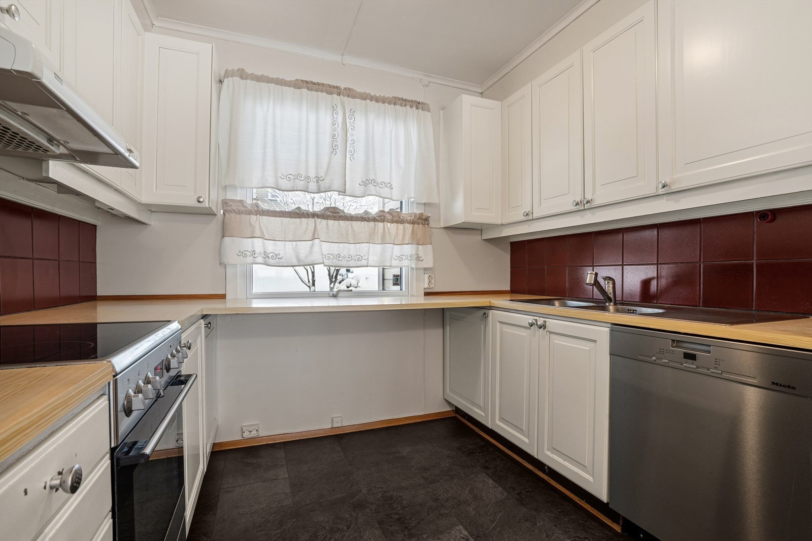 Frittstående hvitevarer på kjøkkenet som medfølger boligen. Galleribilde