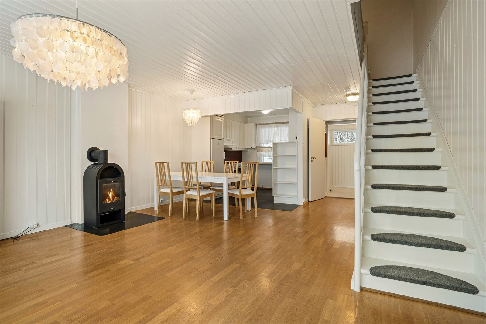 Åpen løsning mellom stue og kjøkken som gir en luftig følelse. Galleribilde