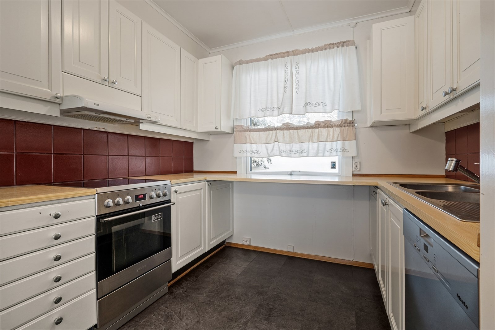 Hvite profilerte fronter og godt med skapplass. Galleribilde