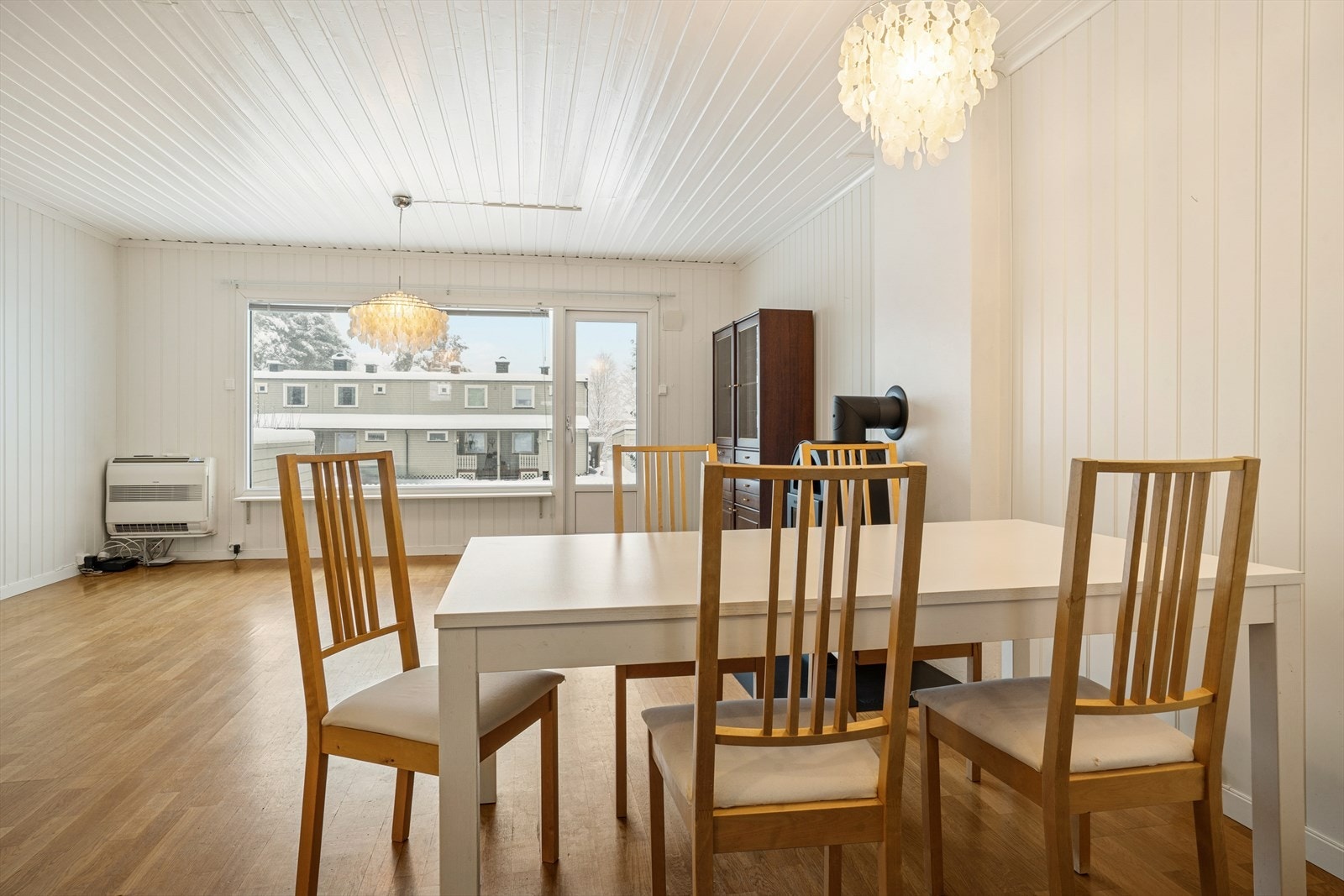 Det er montert varmepumpe og peisovn i stuen. Galleribilde