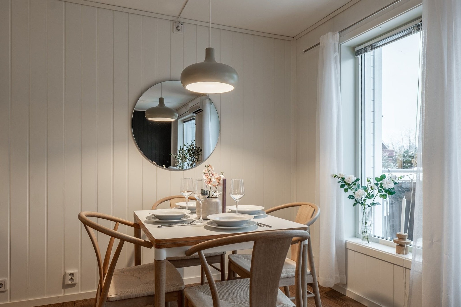 Stemningsfull spiseplass. Her er det duket for hyggelige stunder. Spisesonen nyter godt av dagslyset fra vinduet, og den lune atmosfæren gjør dette til det perfekte stedet for både morgenkaffen og lange middager med gode venner. Galleribilde