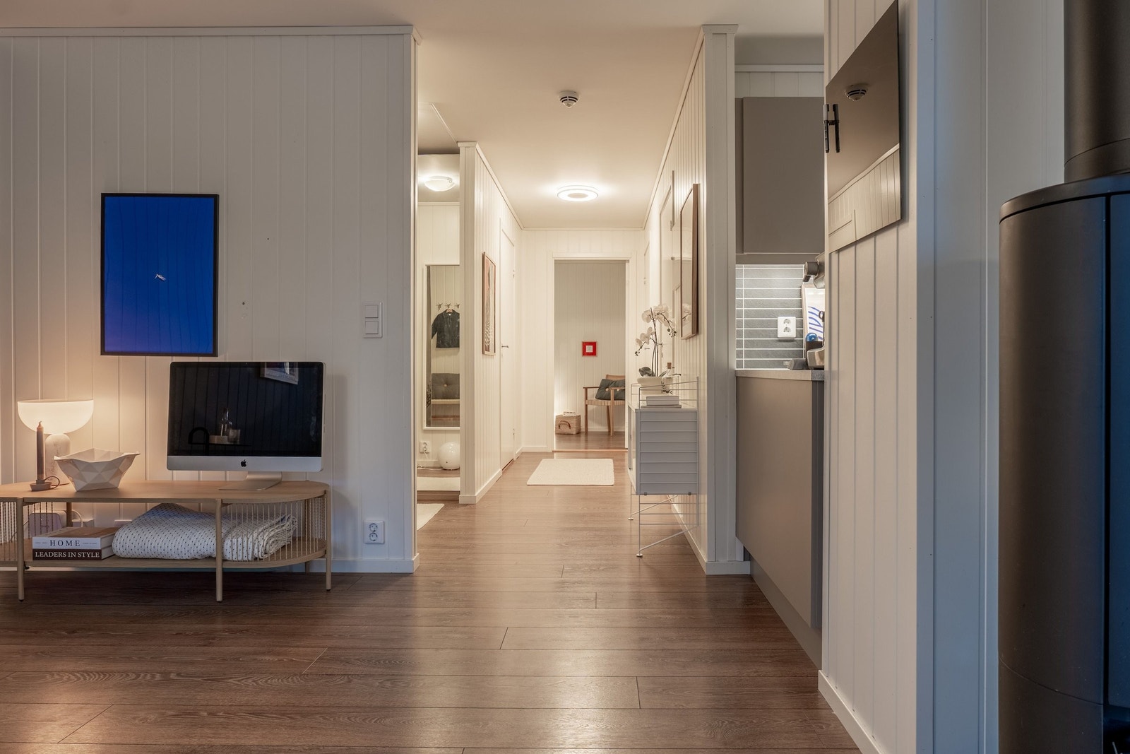 Smart inndeling av sonene. Gangen bak stuen binder boligen sammen og leder inn til soverommene som ligger skjermet til i enden. Denne løsningen gir et naturlig og behagelig skille mellom den sosiale stuen og den private sovefløyen. Galleribilde