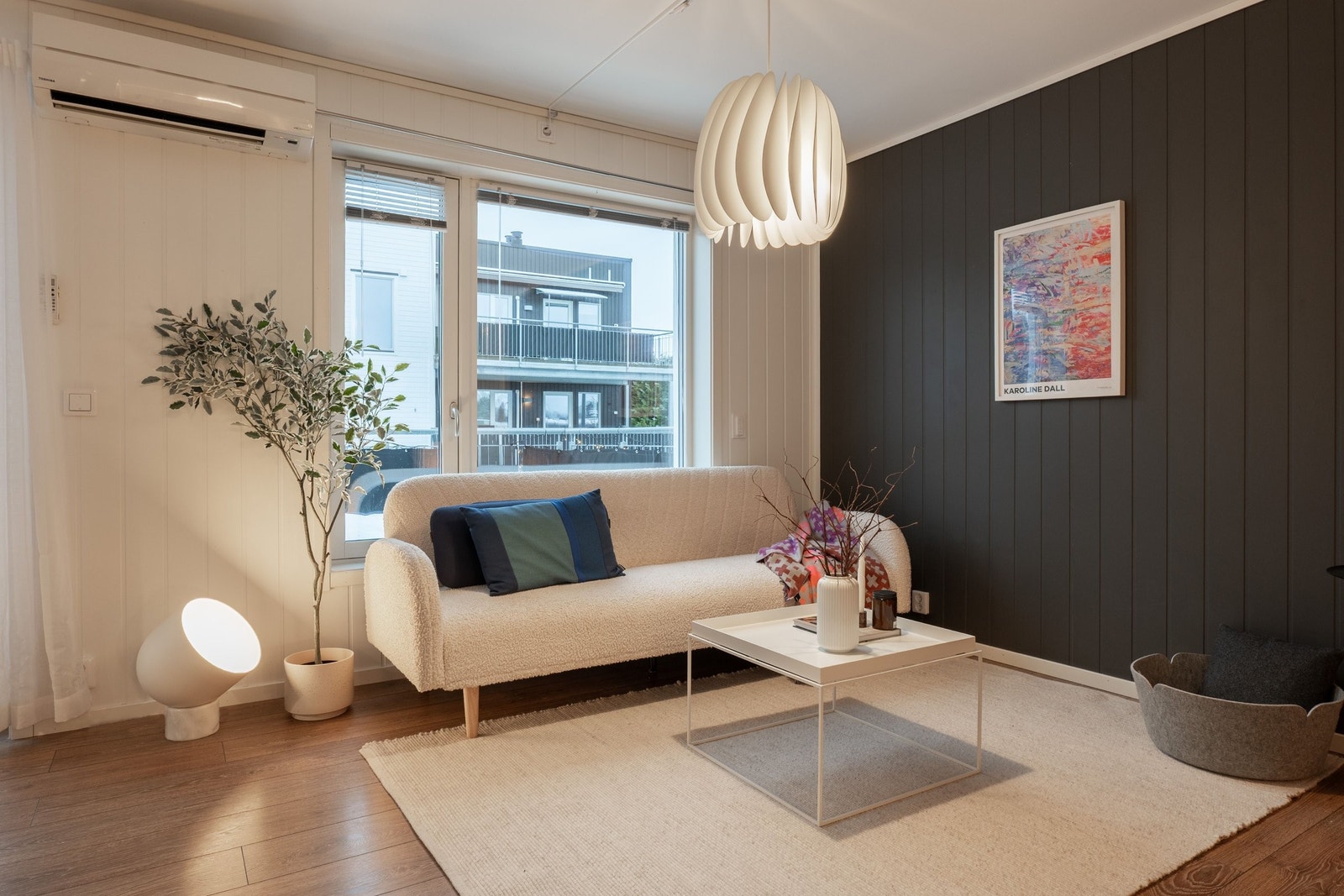 Rommet har en smart planløsning som gjør det enkelt å innrede etter eget ønske. Her er det god plass til en større hjørnesofa for de som ønsker det, uten at det går på bekostning av romfølelsen. Varmepumpen sørger for behagelig temperatur sommer og vinter Galleribilde