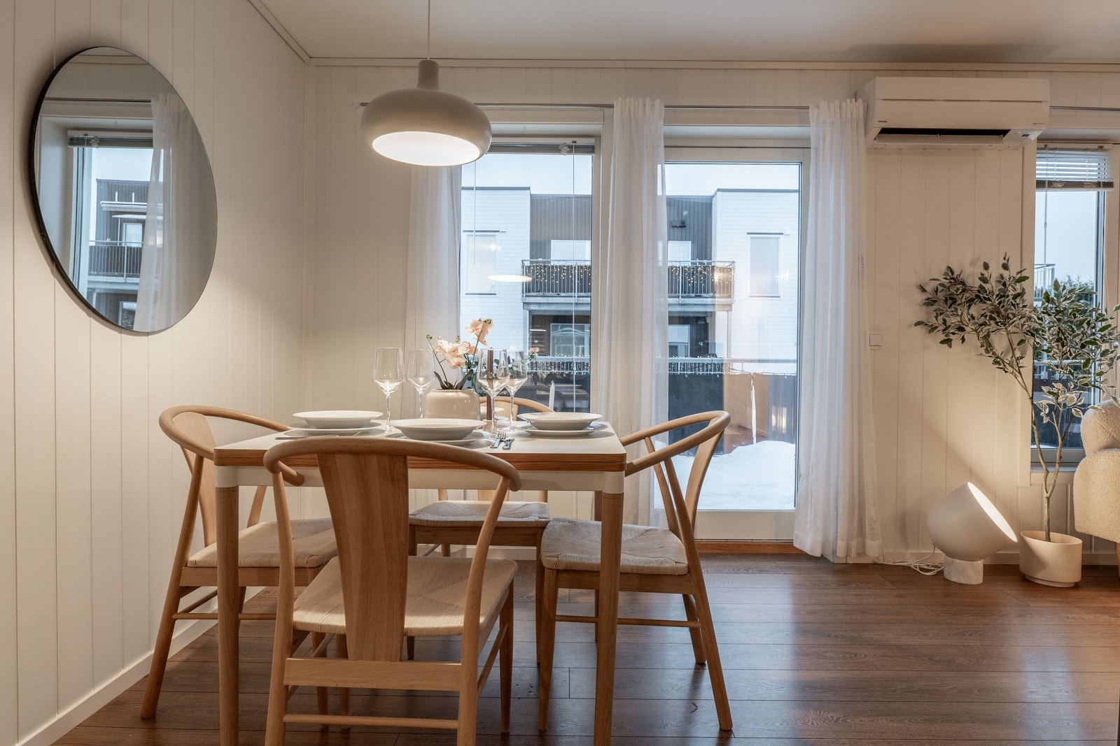 Herlig dagslys ved spisebordet og kort vei ut til balkongen. Galleribilde