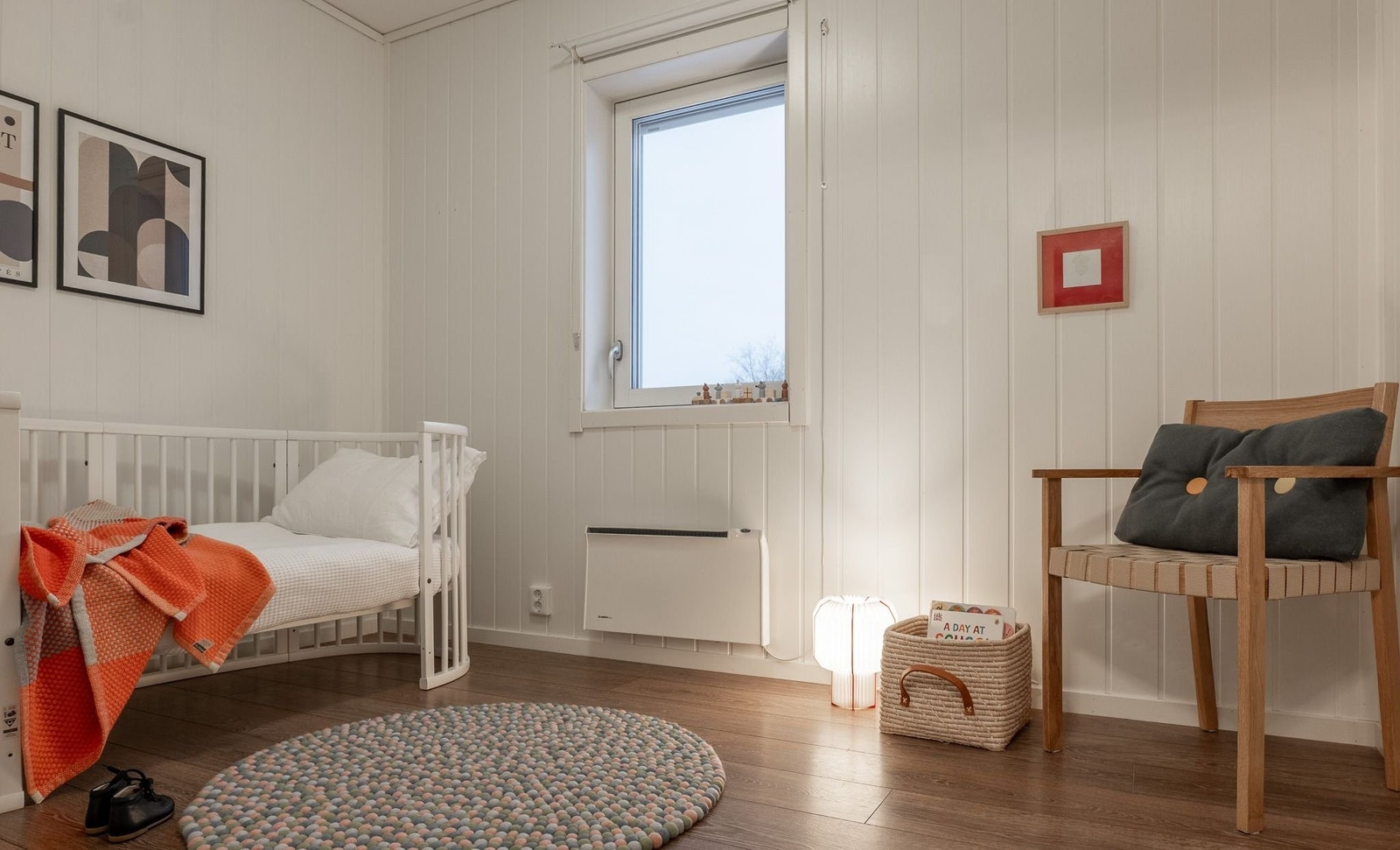 Et lyst og trivelig rom med mange bruksområder. Det fungerer utmerket som barnerom eller gjesterom, men kan også enkelt innredes som et praktisk hjemmekontor for de som har behov for det. Galleribilde