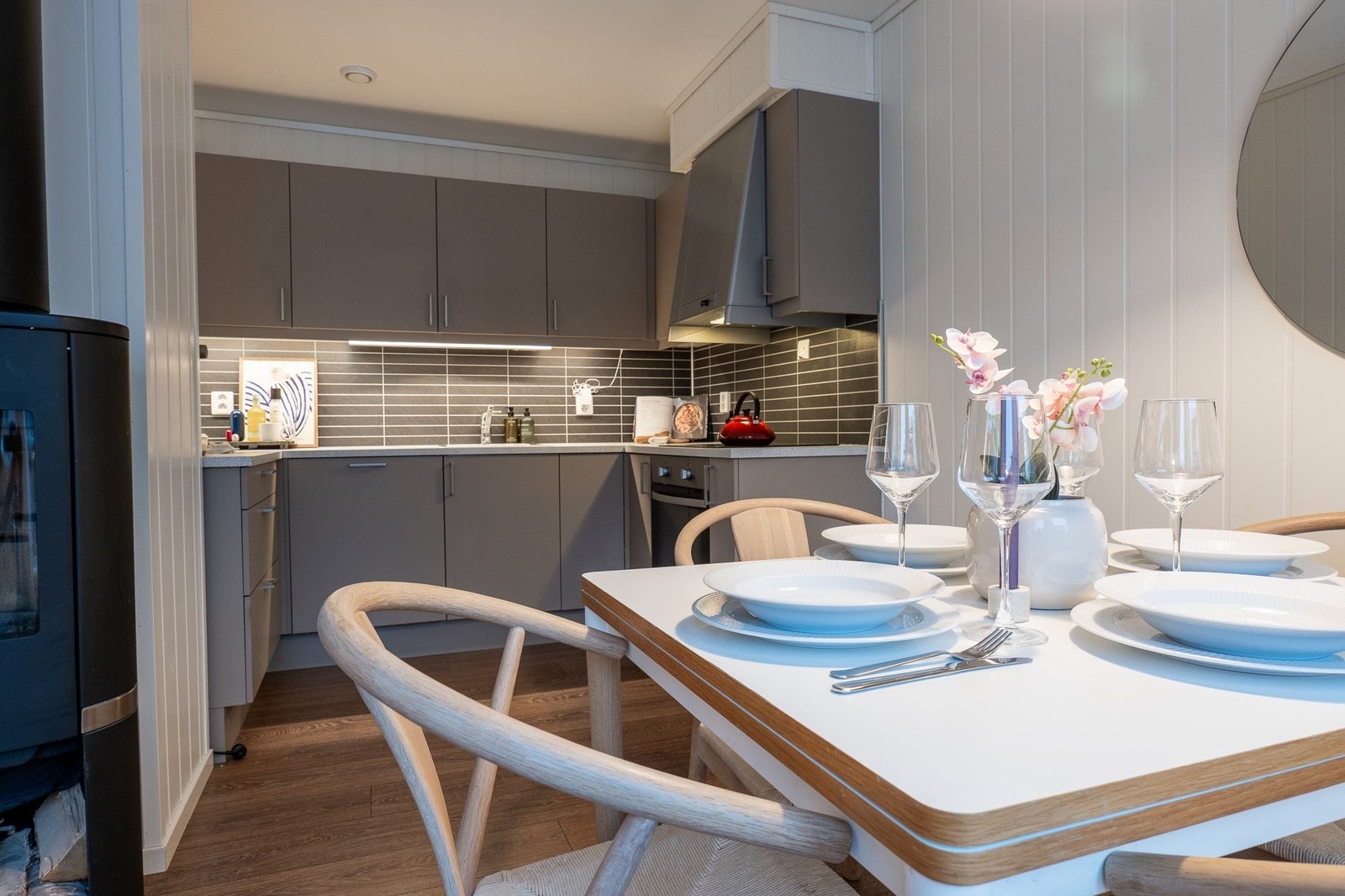 Sosial matlaging. Den åpne løsningen gjør at kokken aldri blir stående alene på kjøkkenet. Her er det kort vei fra grytene til spisebordet, noe som gjør det enkelt og hyggelig å servere både hverdagsmiddager og festmåltider. Galleribilde