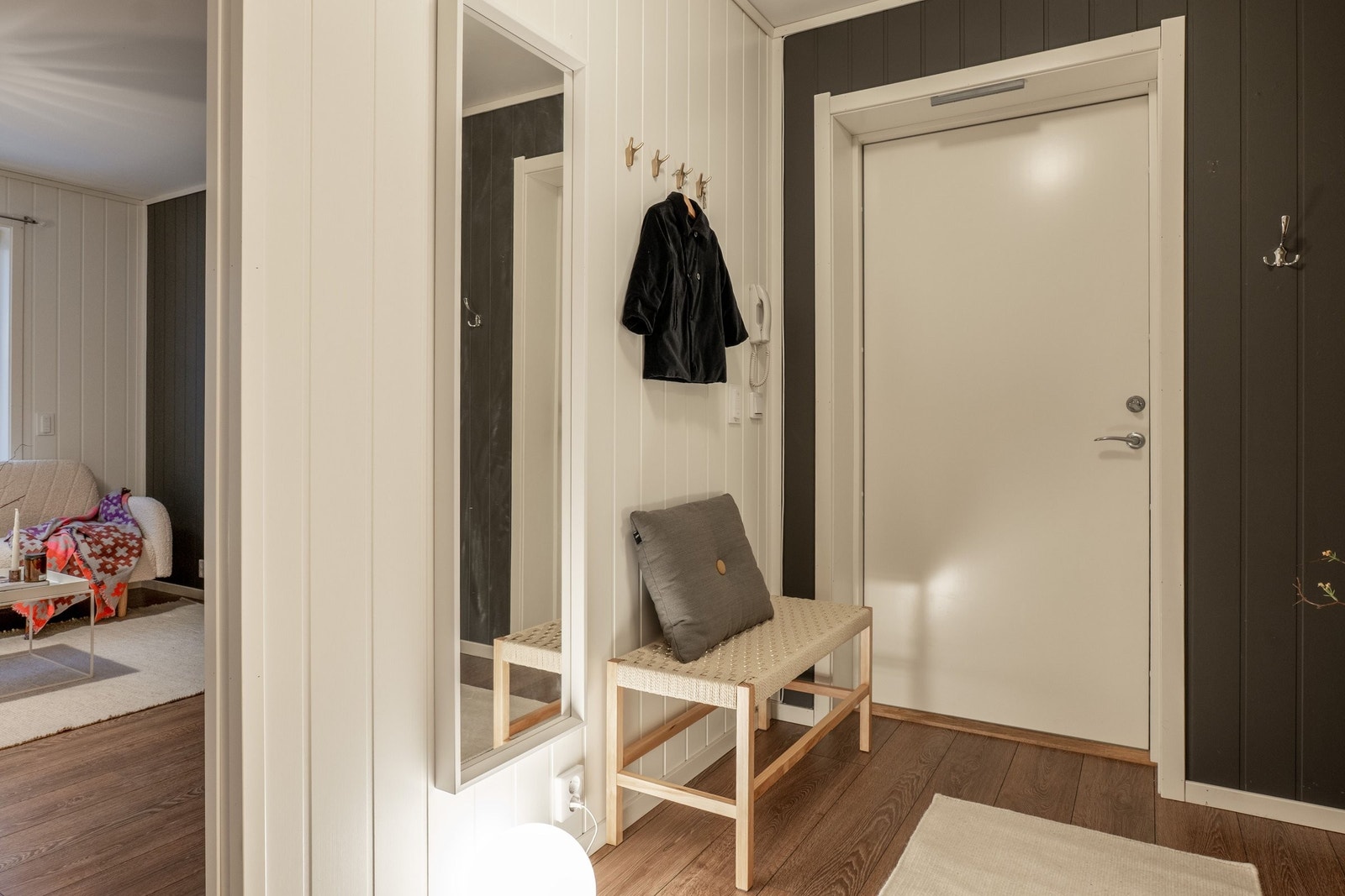 Innbydende entré med smart oppbevaring. En lys og trivelig gang som ønsker deg velkommen hjem. Her er plassen godt utnyttet med et høyt PAX-garderobeskap med speilfront, som både rommer mye og bidrar til at gangen oppleves større og luftigere. Galleribilde