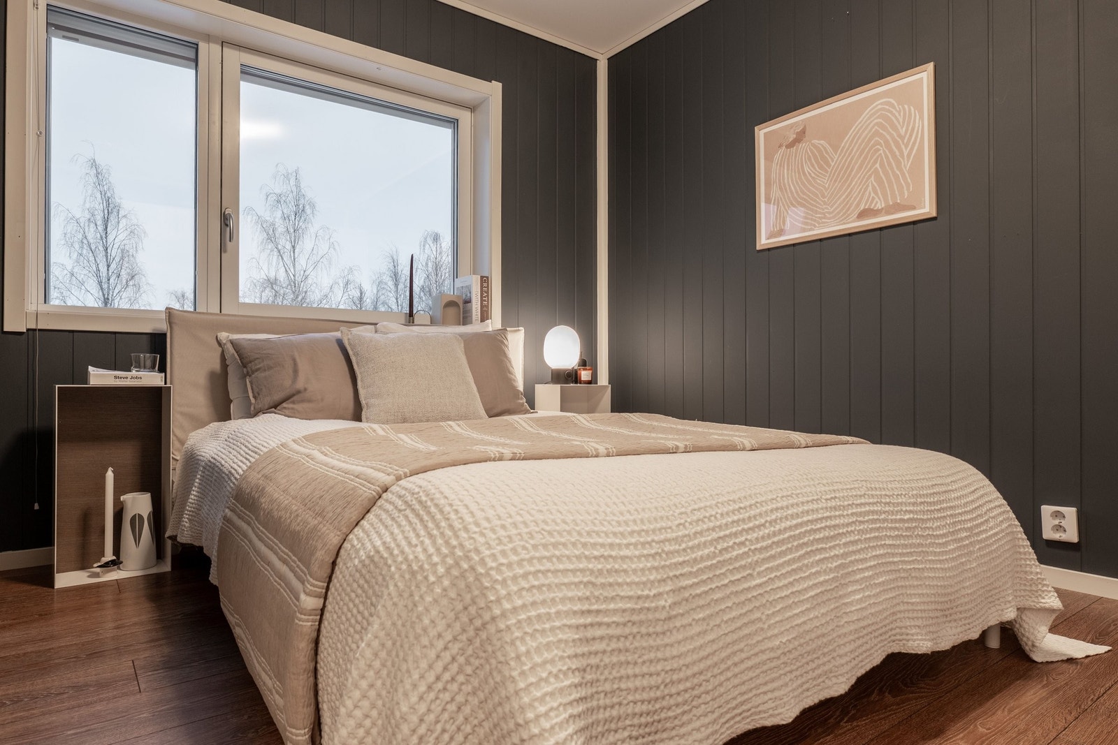 De mørke veggene gir soverommet en lun og avslappende atmosfære, perfekt for en god natts søvn. Her er det god plass til dobbeltseng, og rommet er utstyrt med garderobeskap som gir rikelig med oppbevaringsplass. Galleribilde